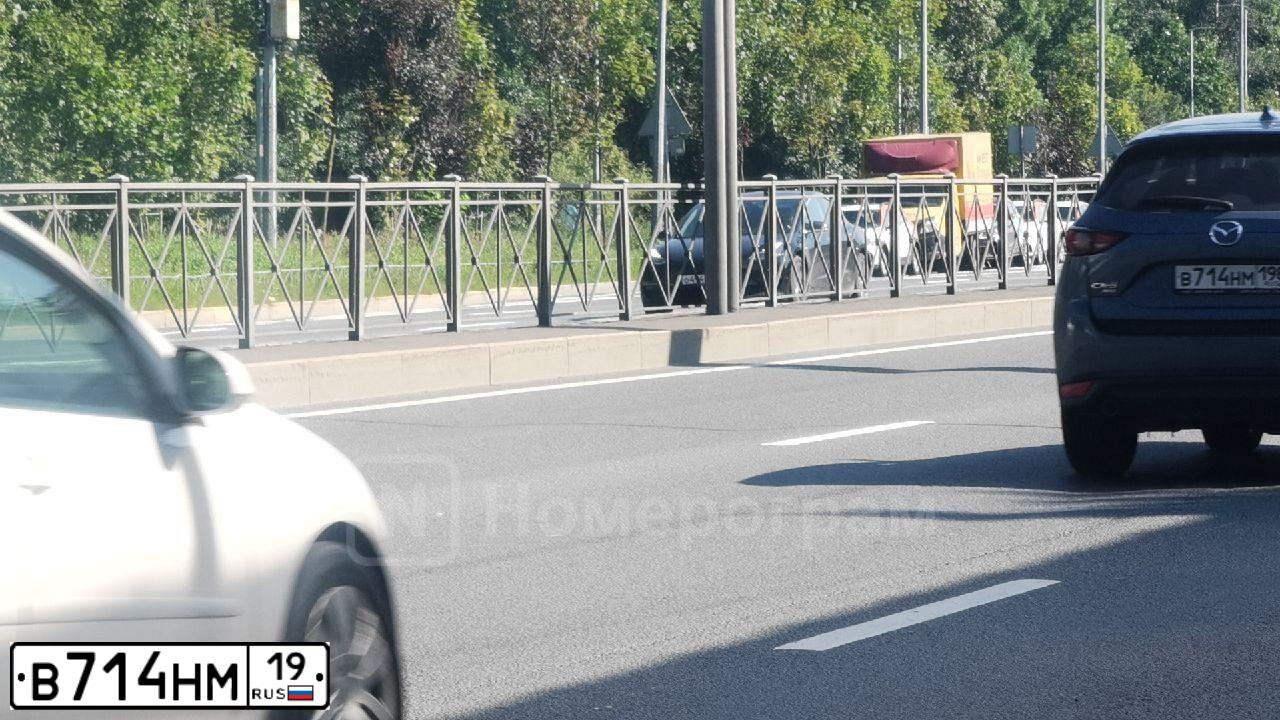 Фото автомобиля KIA RIO, 2010 — госномер В714МН190. Цвет: СЕРЫЙ