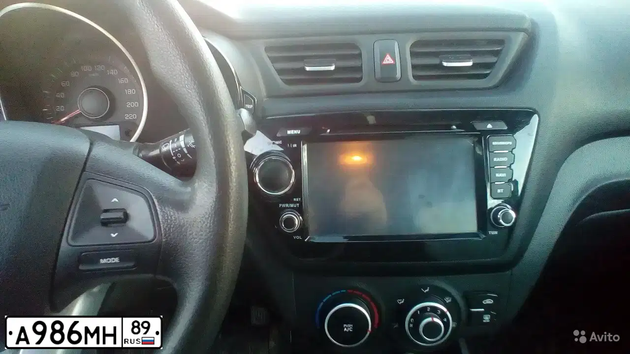 Фото автомобиля KIA RIO, 2013 — госномер А986МН89. Цвет: ЧЕРНЫЙ