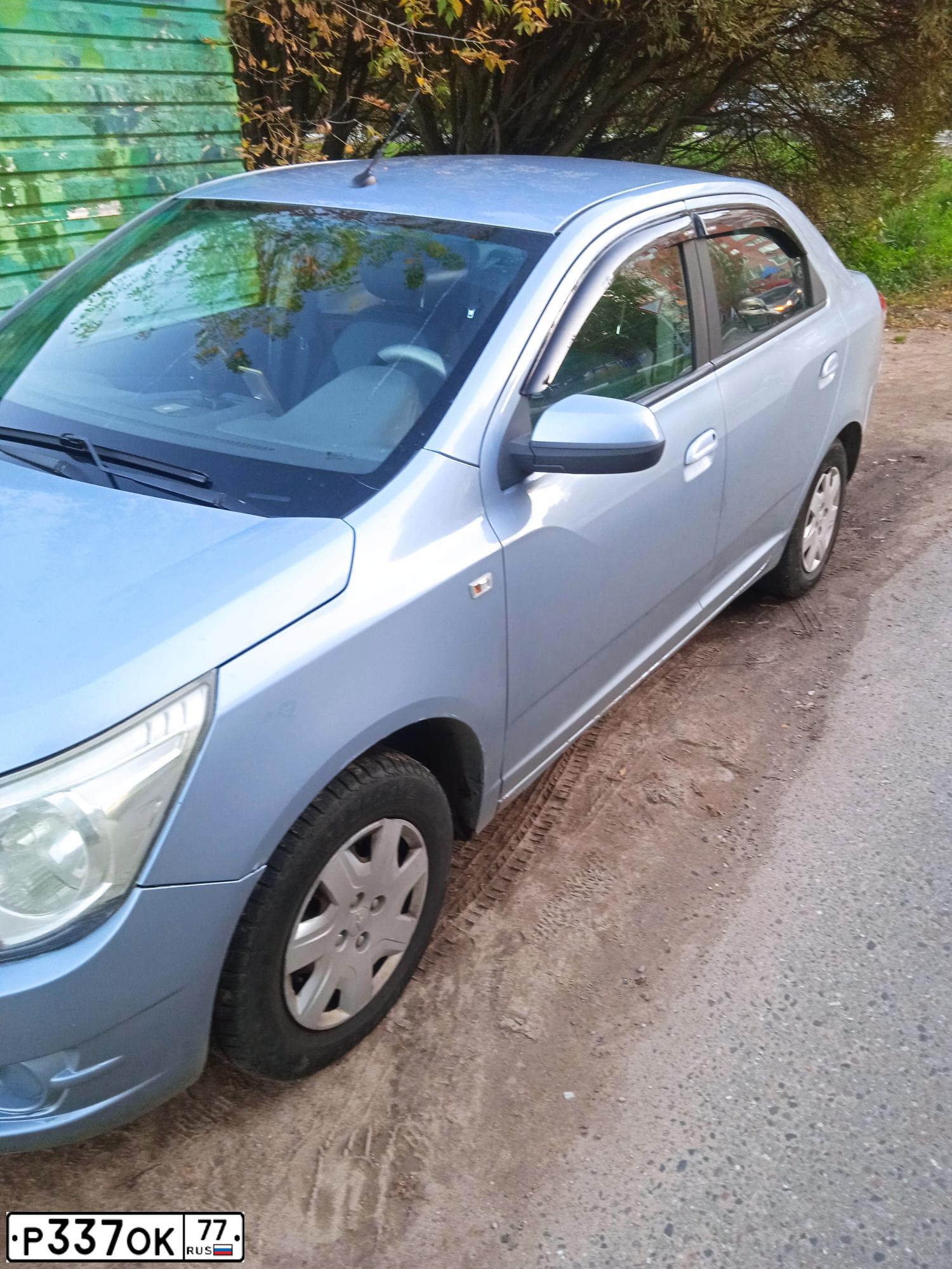 Фото автомобиля CHEVROLET COBALT, 2013 — госномер Р337ОК77. Цвет: СВЕТЛО-СЕРЫЙ