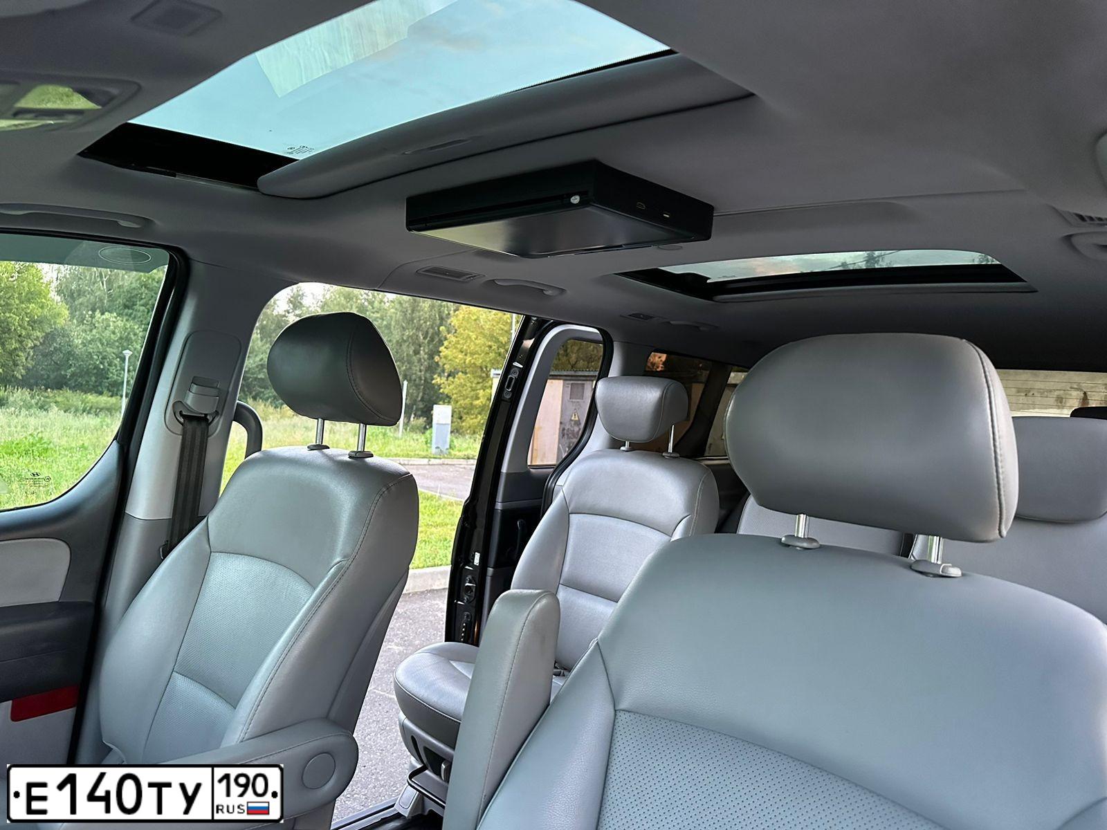 Фото автомобиля HYUNDAI GRAND STAREX, 2012 — госномер Е140ТУ190. Цвет: ЧЕРНЫЙ
