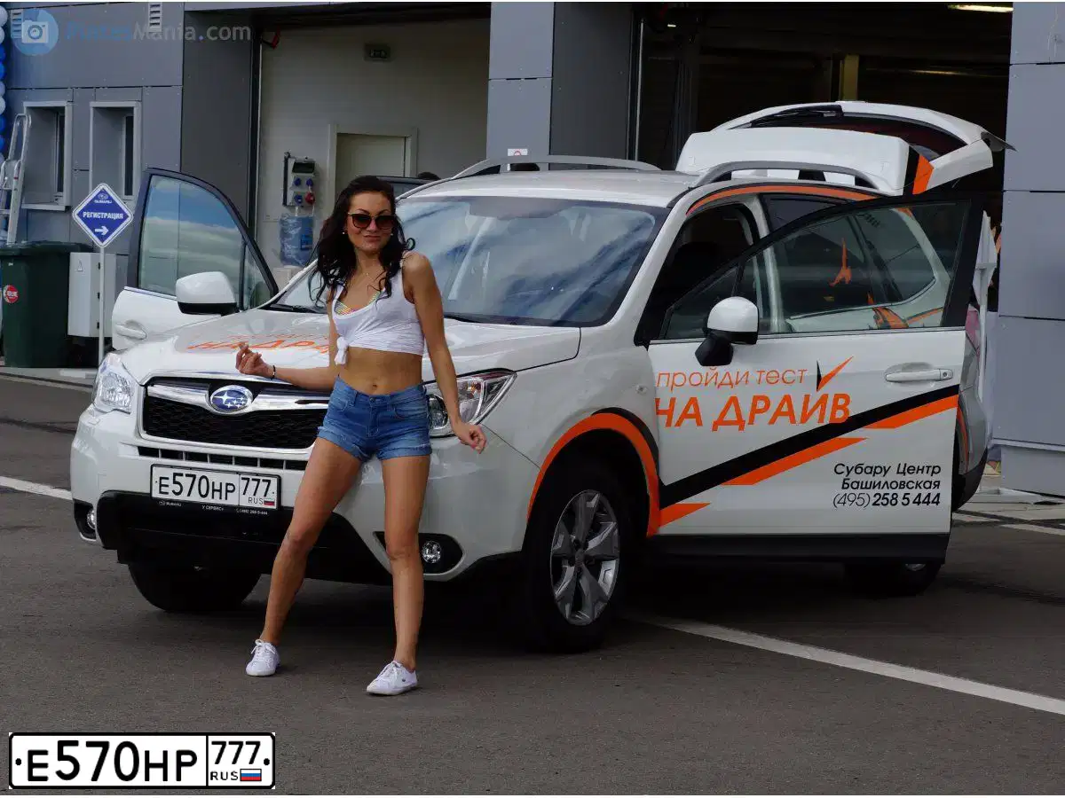 Фото автомобиля SUBARU FORESTER, 2015 — госномер Е354ВУ41. Цвет: Белый