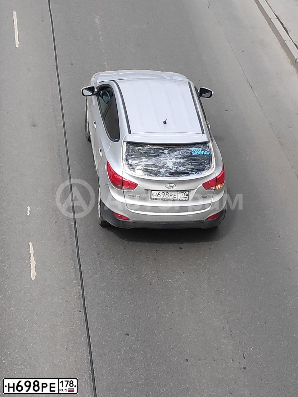Фото автомобиля HYUNDAI IX35, 2012 — госномер Н698РЕ178. Цвет: СЕРЕБРИСТЫЙ