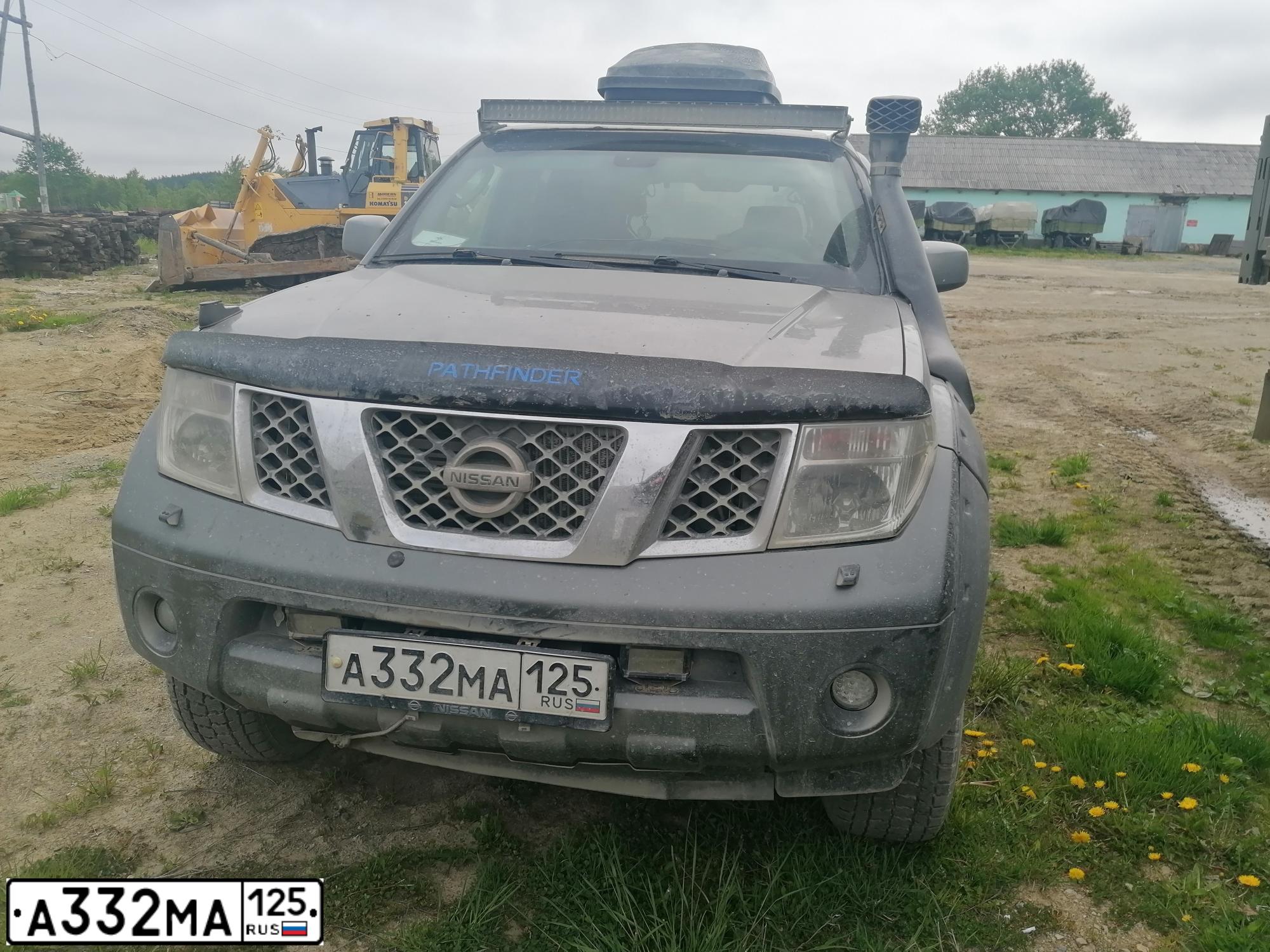 Фото автомобиля NISSAN PATHFINDER, 2007 — госномер А332МА125. Цвет: СЕРЫЙ
