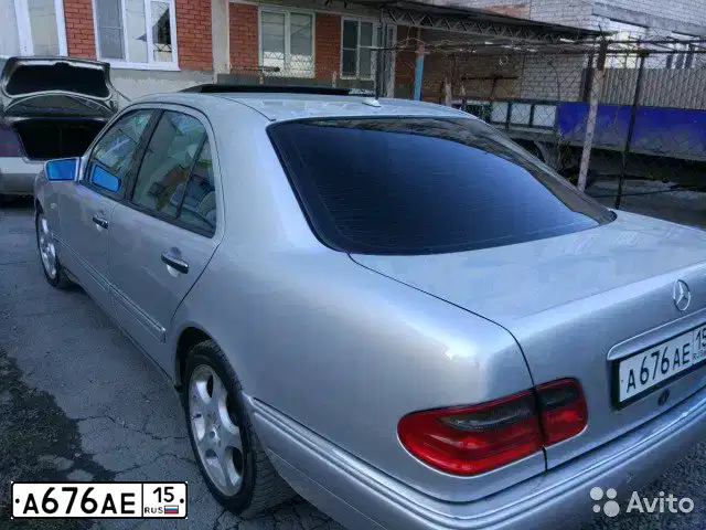 Фото автомобиля MERCEDES E-KLASSE, 1998 — госномер А676АЕ15. Цвет: Серебристый