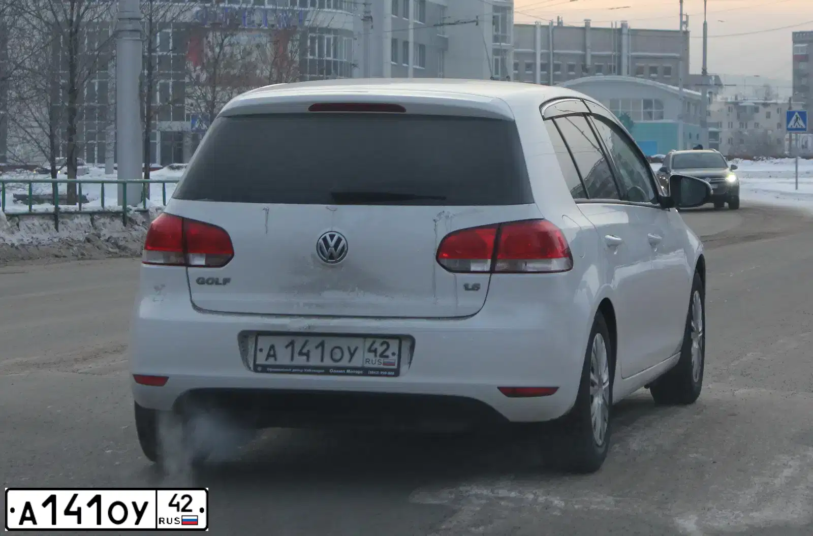 Фото автомобиля VOLKSWAGEN GOLF, 2012 — госномер А141ОУ42. Цвет: БЕЛЫЙ