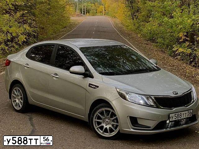 Фото автомобиля KIA RIO, 2014 — госномер У588ТТ56. Цвет: СЕРЕБРИСТЫЙ