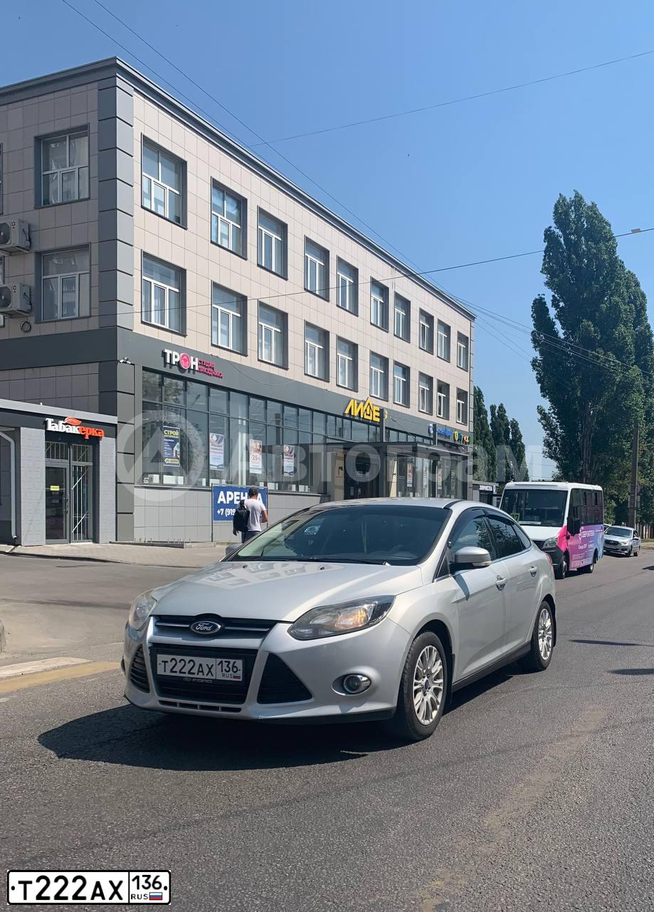 Фото автомобиля FORD FOCUS, 2011 — госномер Т222АХ136. Цвет: Серебристый