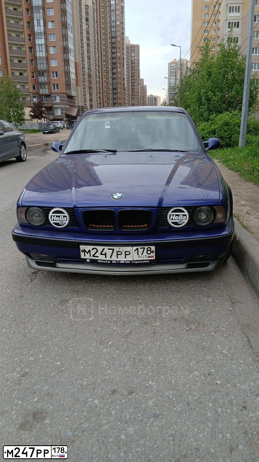 Фото автомобиля BMW SERIE 5, 1990 — госномер М247РР178. Цвет: СИНИЙ