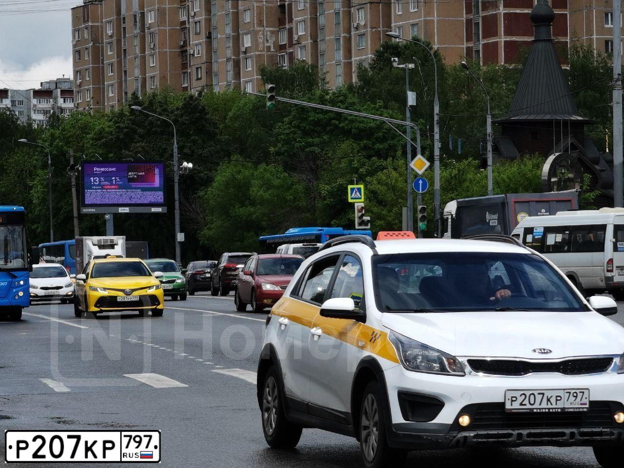 Фото автомобиля KIA RIO, 2018 — госномер Р207КР797. Цвет: БЕЛЫЙ ЖЕЛТЫЙ СЕРЫЙ