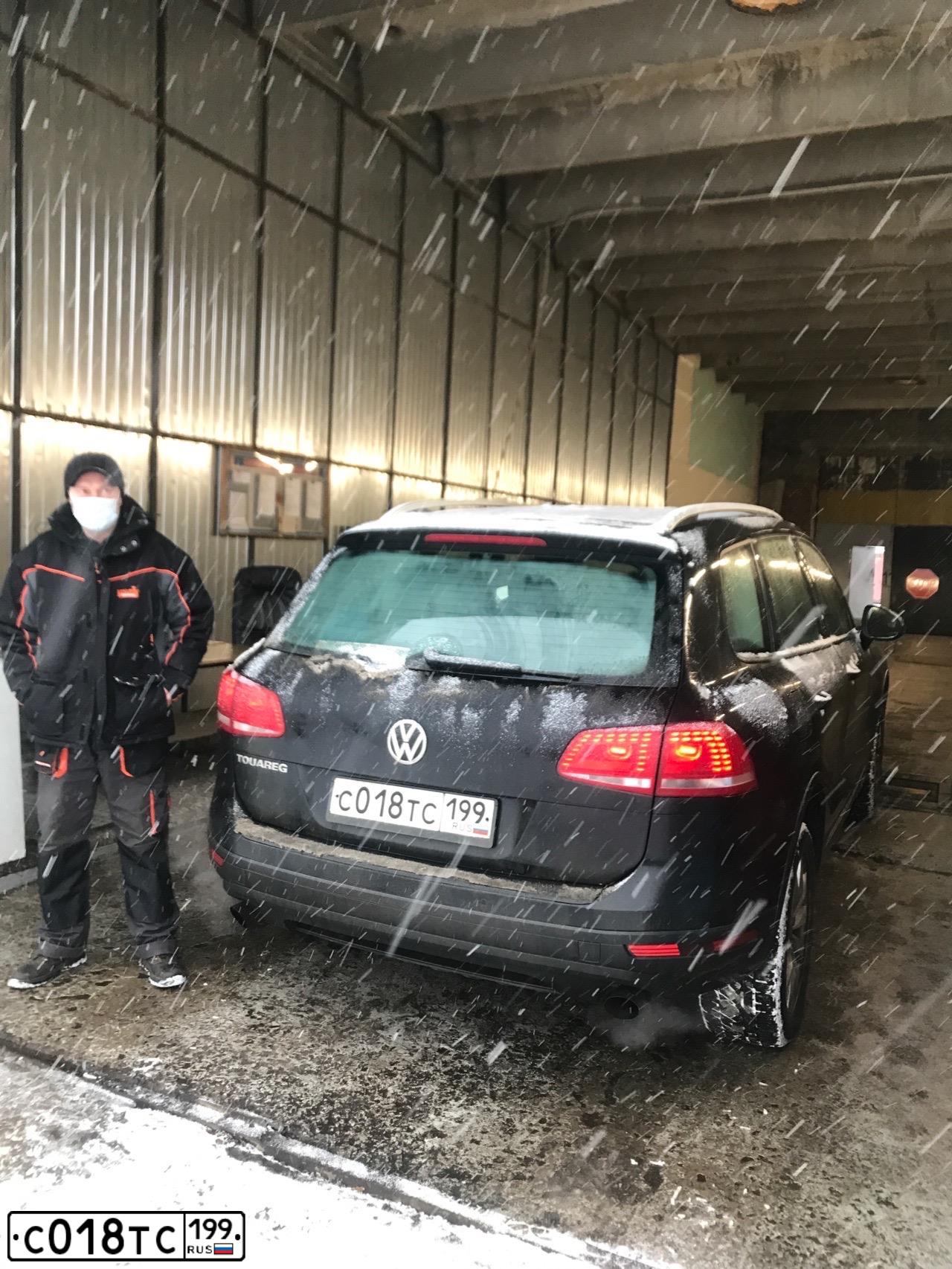 Фото автомобиля VOLKSWAGEN TOUAREG, 2015 — госномер С018ТС199. Цвет: ЧЕРНЫЙ