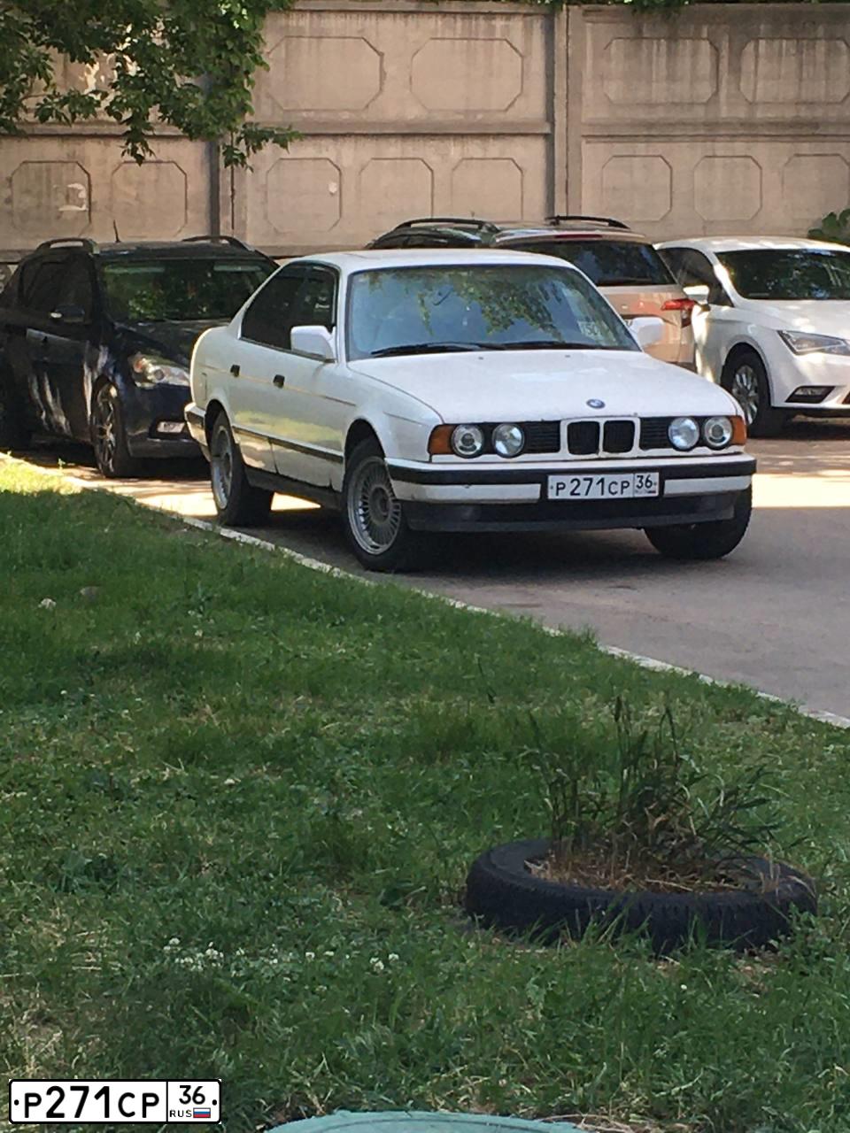 Фото автомобиля BMW SERIE 5, 1991 — госномер У439НА48. Цвет: БЕЛЫЙ