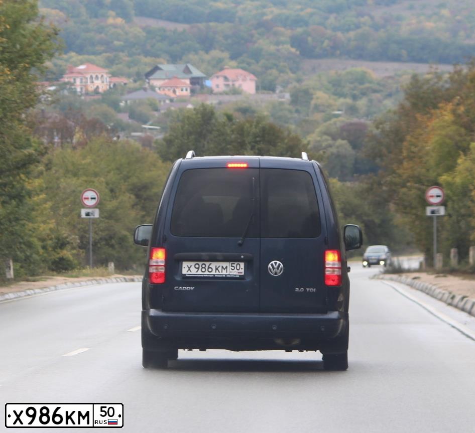 Фото автомобиля VOLKSWAGEN CADDY, 2012 — госномер Х986КМ50. Цвет: СИНИЙ ТЕМНЫЙ