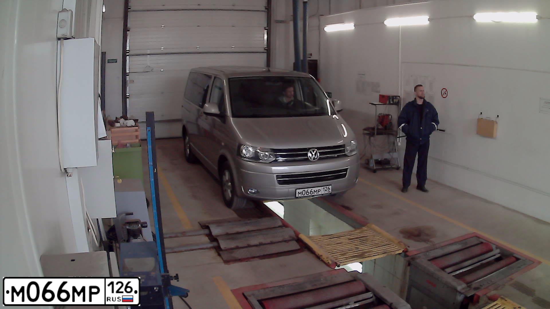 Фото автомобиля VOLKSWAGEN MULTIVAN, 2010 — госномер М066МР126. Цвет: СЕРЫЙ