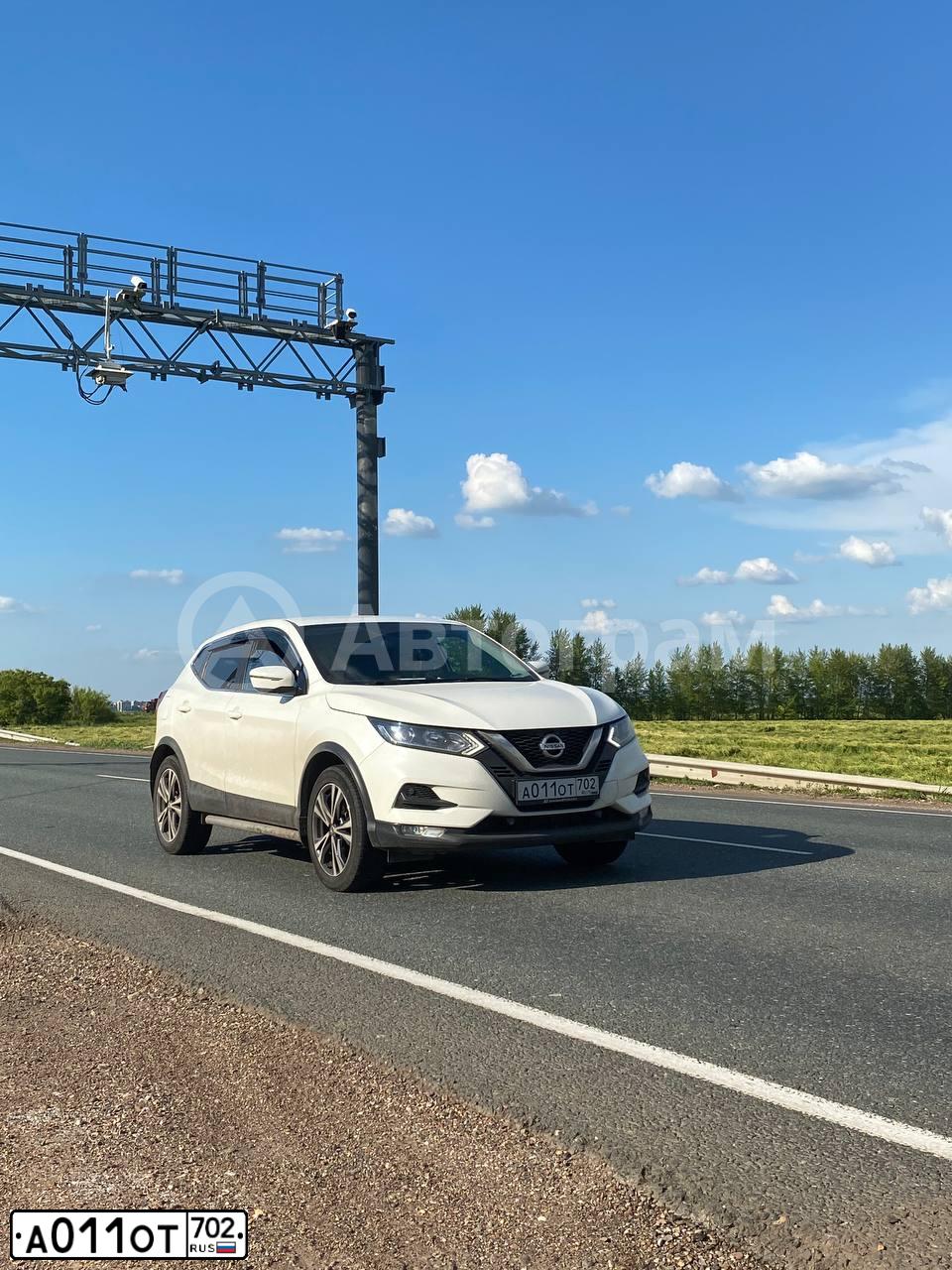 Фото автомобиля NISSAN QASHQAI, 2020 — госномер А011ОТ702. Цвет: Белый