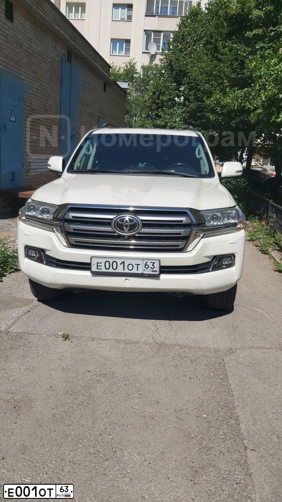 Фото автомобиля TOYOTA LANDCRUISER 200, 2015 — госномер Е001ОТ63. Цвет: БЕЛЫЙ