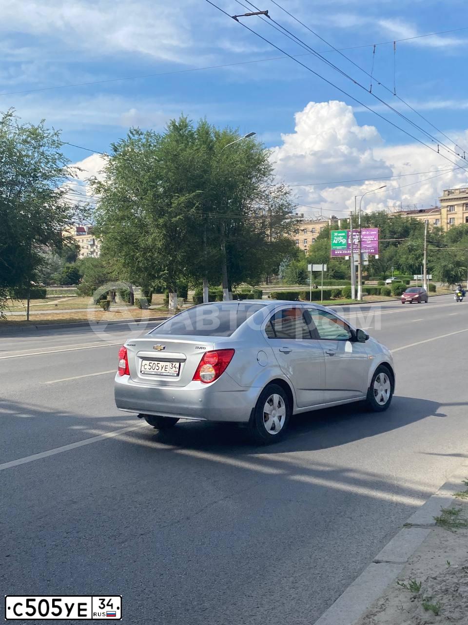 Фото автомобиля CHEVROLET AVEO, 2012 — госномер С505УЕ34. Цвет: серебристый