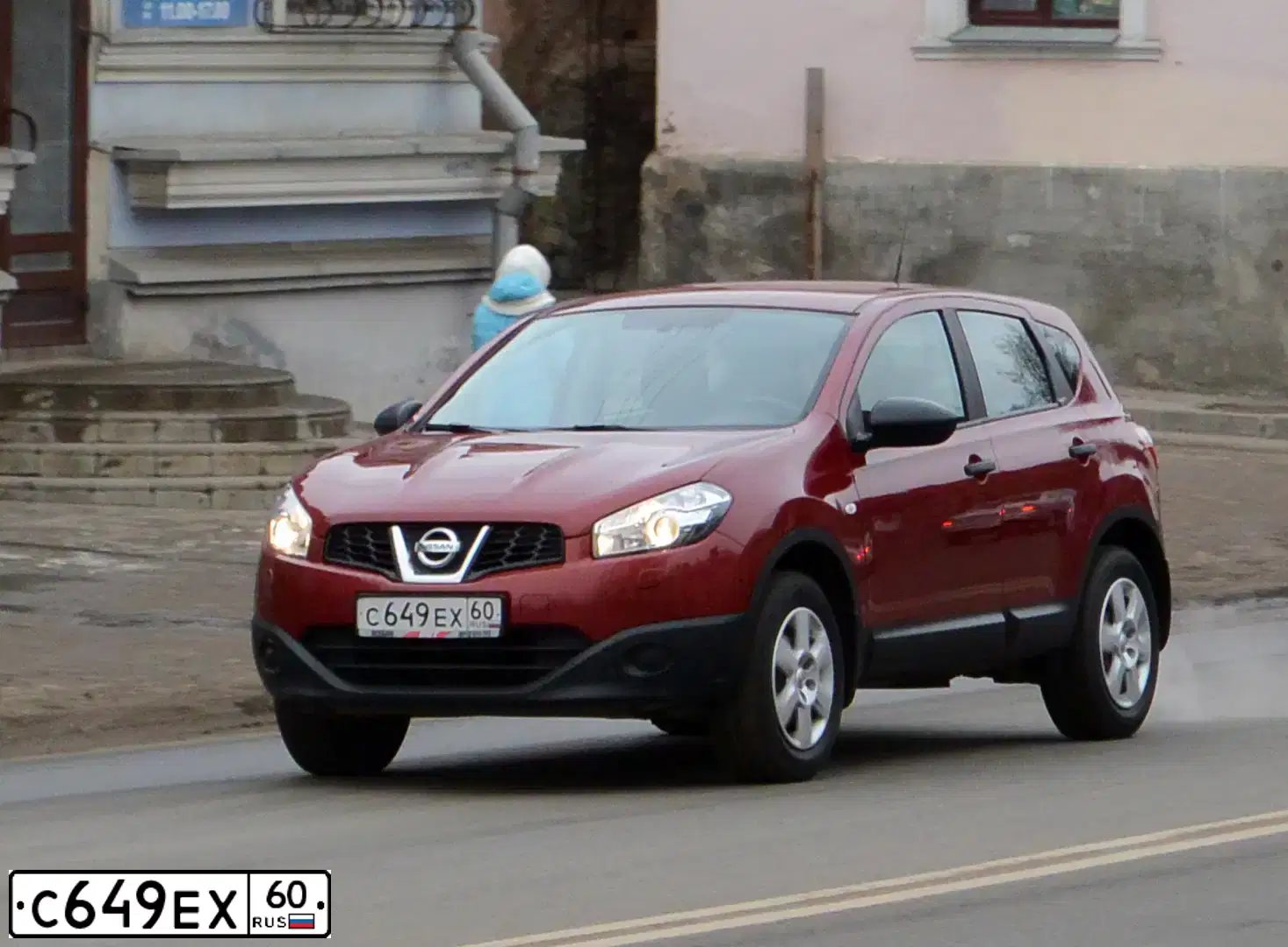 Фото автомобиля NISSAN QASHQAI, 2011 — госномер С649ЕХ60. Цвет: Красный