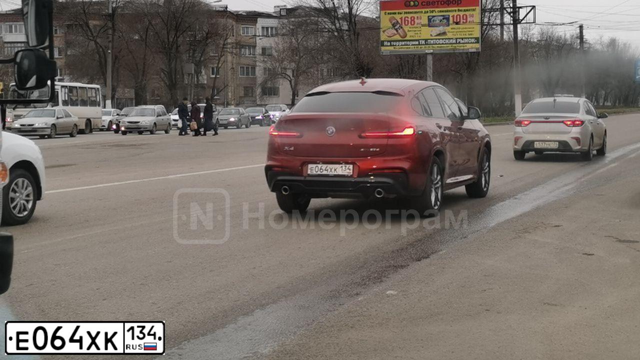 Фото автомобиля BMW X4, 2019 — госномер К797ТЕ164. Цвет: Красный