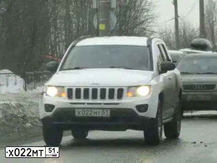 Фото автомобиля JEEP COMPASS, 2012 — госномер Х022МТ51. Цвет: БЕЛЫЙ