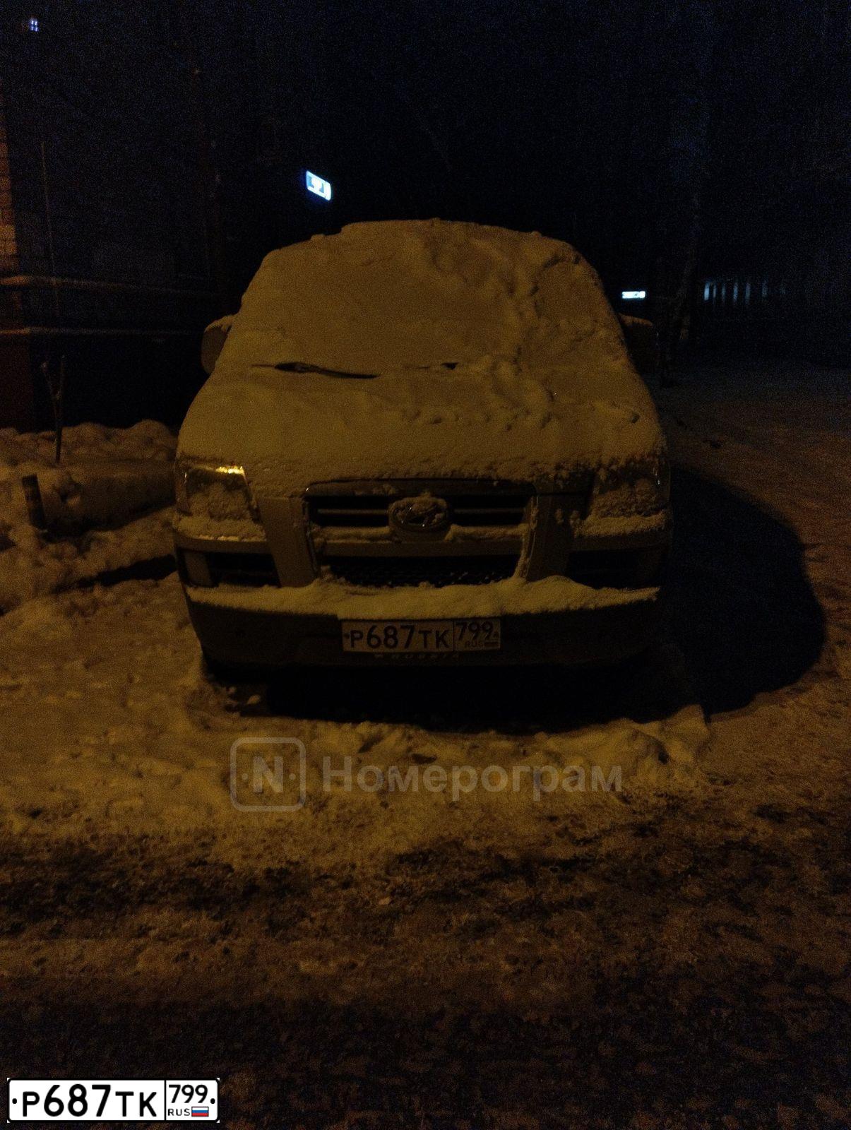 Фото автомобиля HYUNDAI H 1/H 100/STAREX, 2004 — госномер Р687ТК799. Цвет: СЕРЫЙ ТЕМНО-СЕРЫЙ