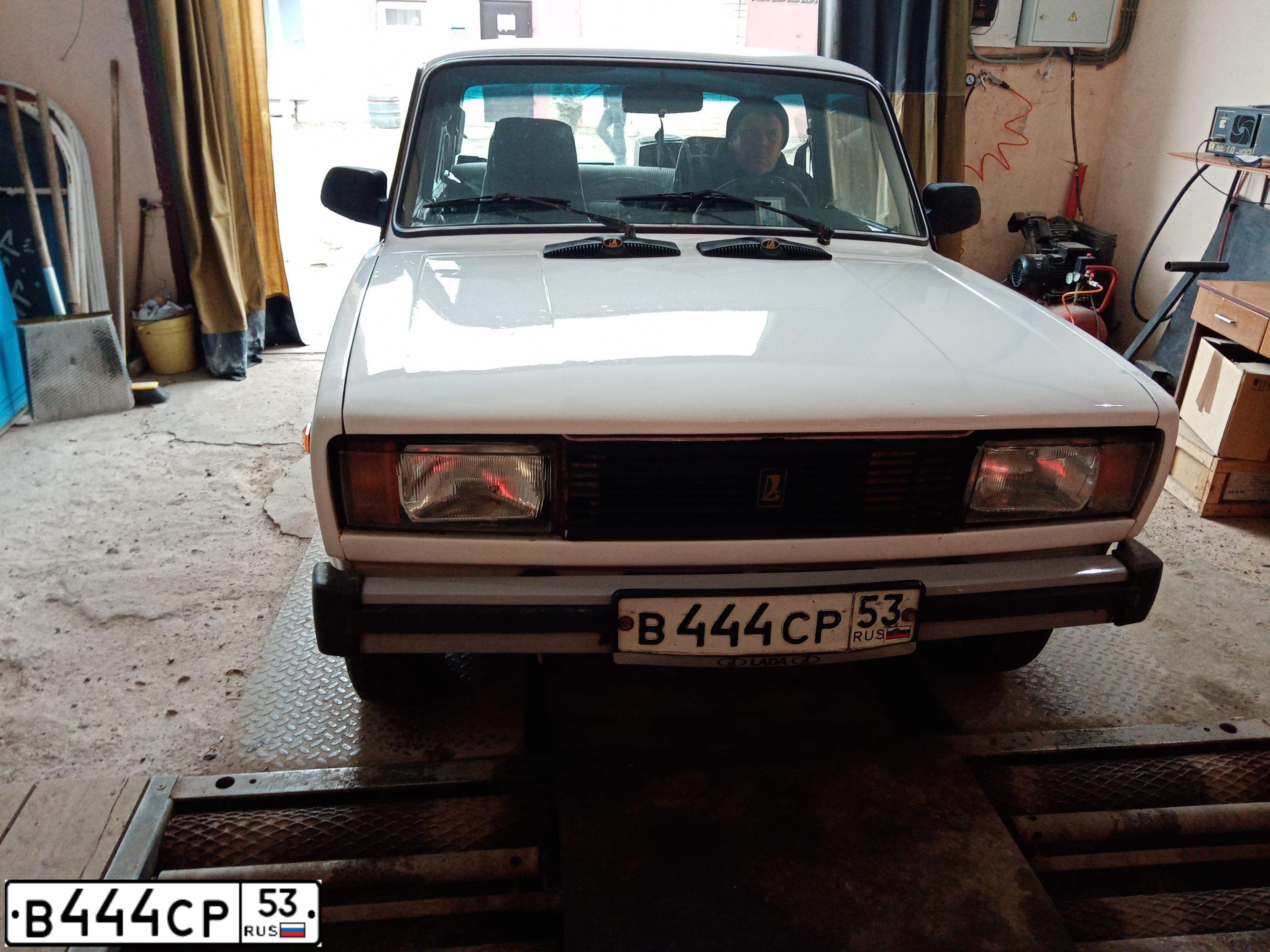 Фото автомобиля LADA 2105, 1994 — госномер В444СР53. Цвет: Белый
