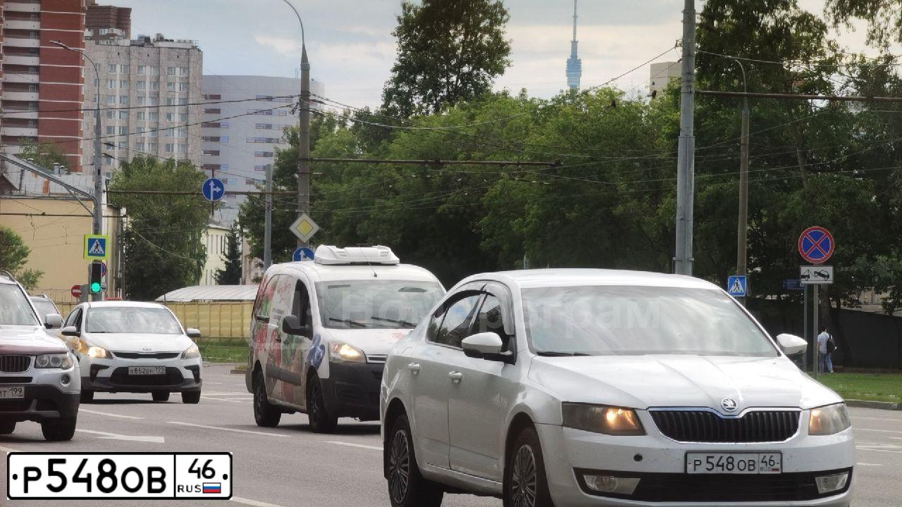 Фото автомобиля SKODA OCTAVIA, 2014 — госномер Р548ОВ46. Цвет: БЕЛЫЙ ЖЕЛТЫЙ СЕРЫЙ