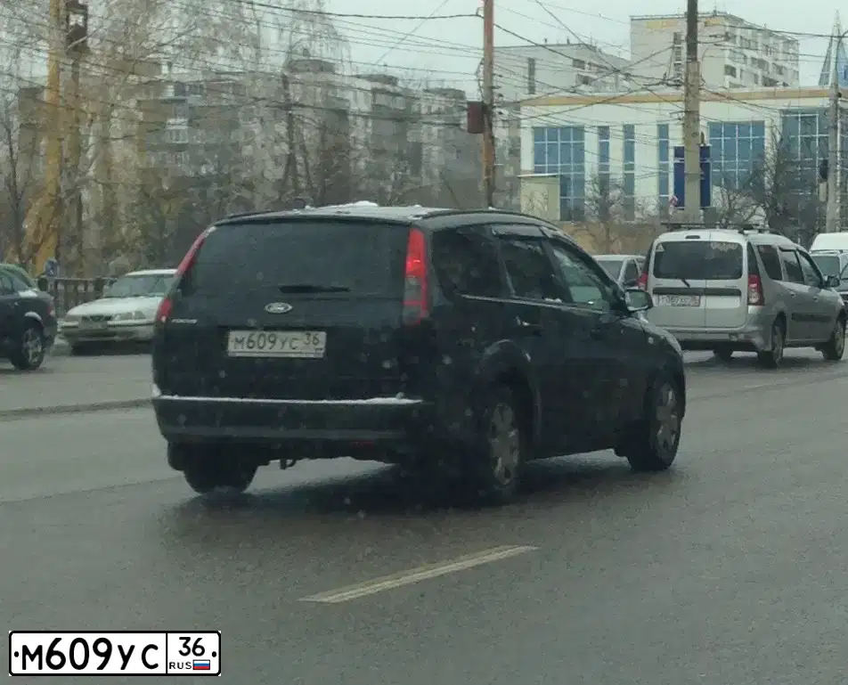 Фото автомобиля FORD FOCUS, 2006 — госномер Х080АТ180. Цвет: СЕРО-БЕЖЕВЫЙ