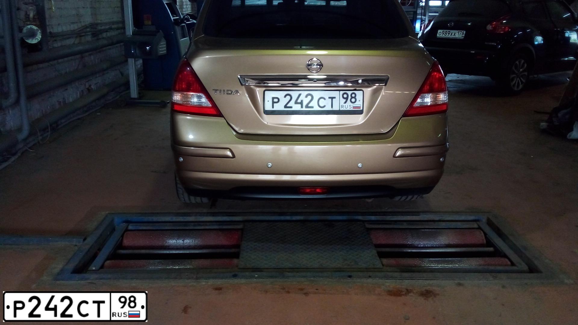 Фото автомобиля NISSAN TIIDA, 2008 — госномер Р242СТ98. Цвет: бронзовый