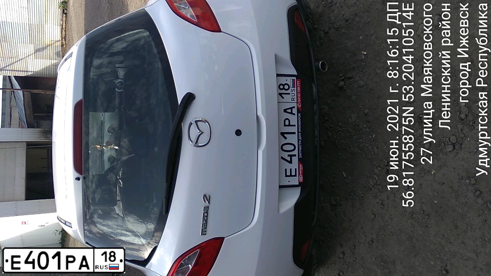 Фото автомобиля MAZDA 2, 2008 — госномер Е401РА18. Цвет: БЕЛЫЙ