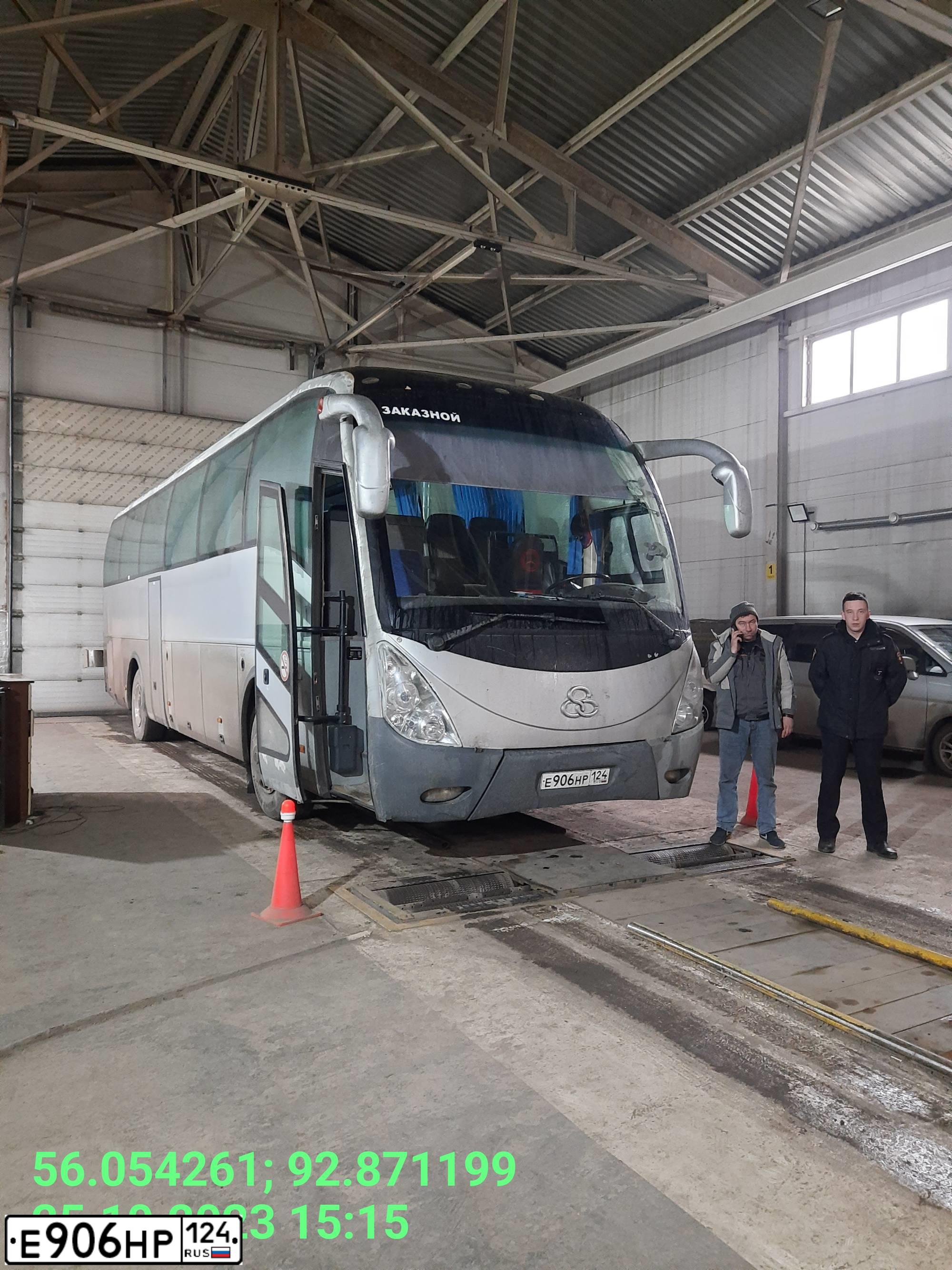 Фото автомобиля SHUCHI YTK 6126, 2004 — госномер Е906НР124. Цвет: СЕРЕБРИСТЫЙ