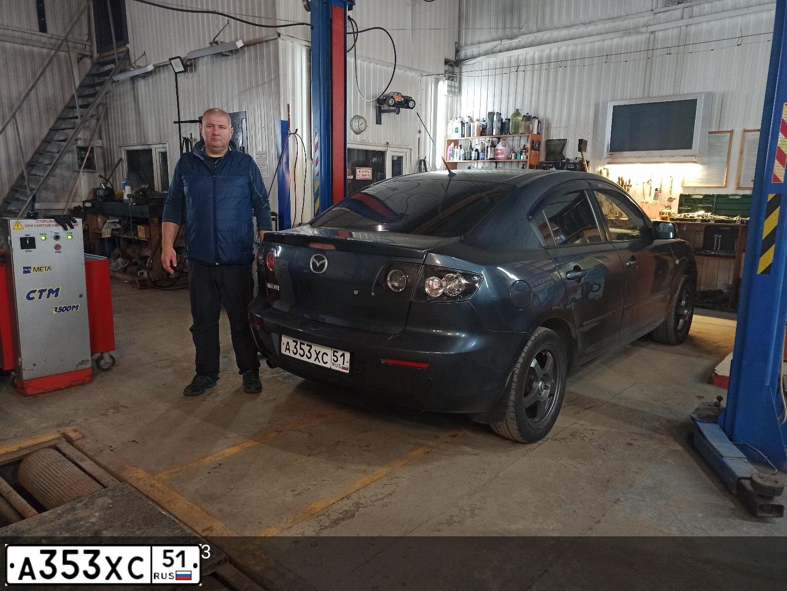 Фото автомобиля MAZDA 3, 2008 — госномер В213ОУ51. Цвет: СЕРЫЙ
