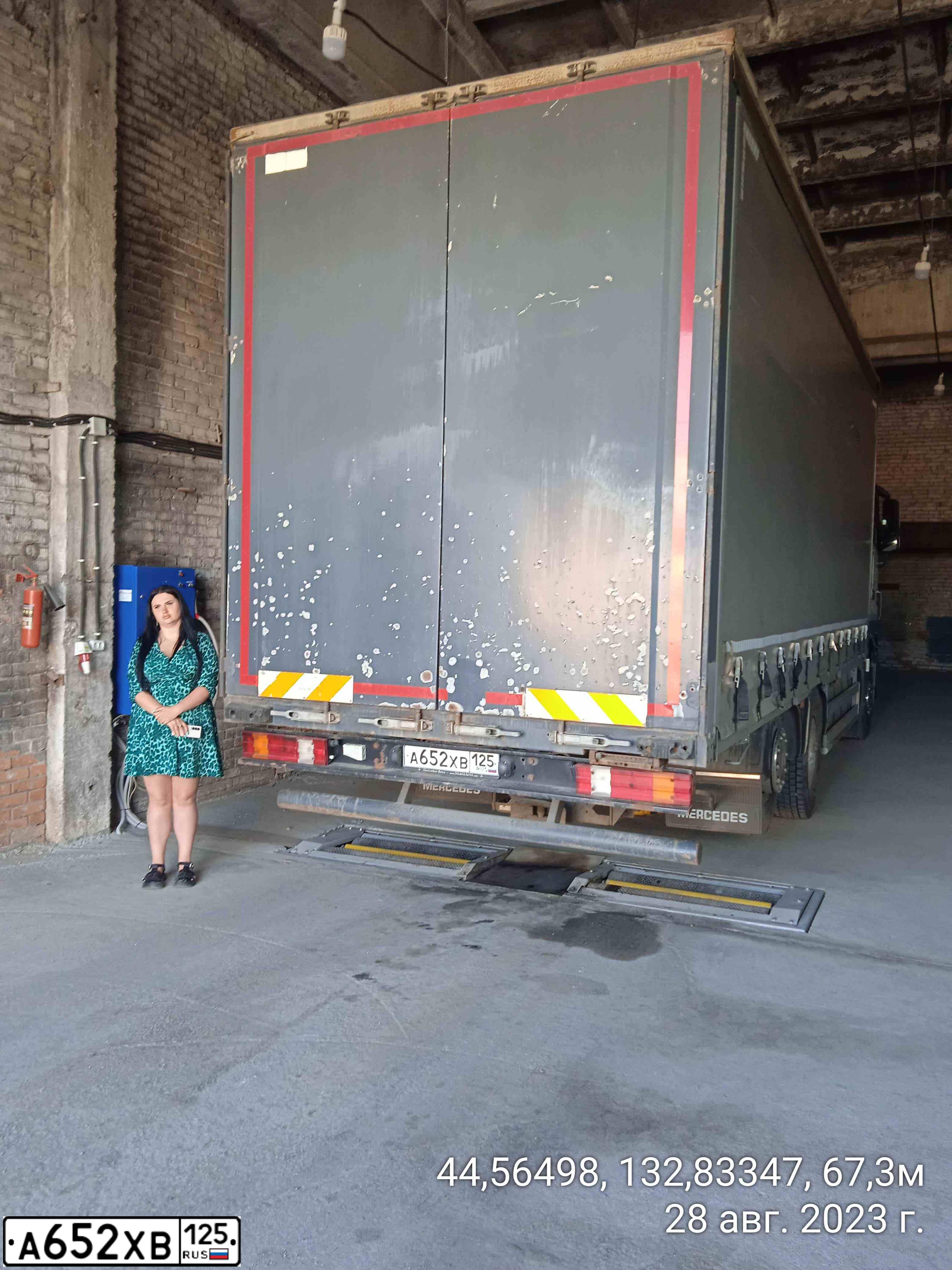 Фото автомобиля MERCEDES ACTROS, 2011 — госномер А652ХВ125. Цвет: Белый