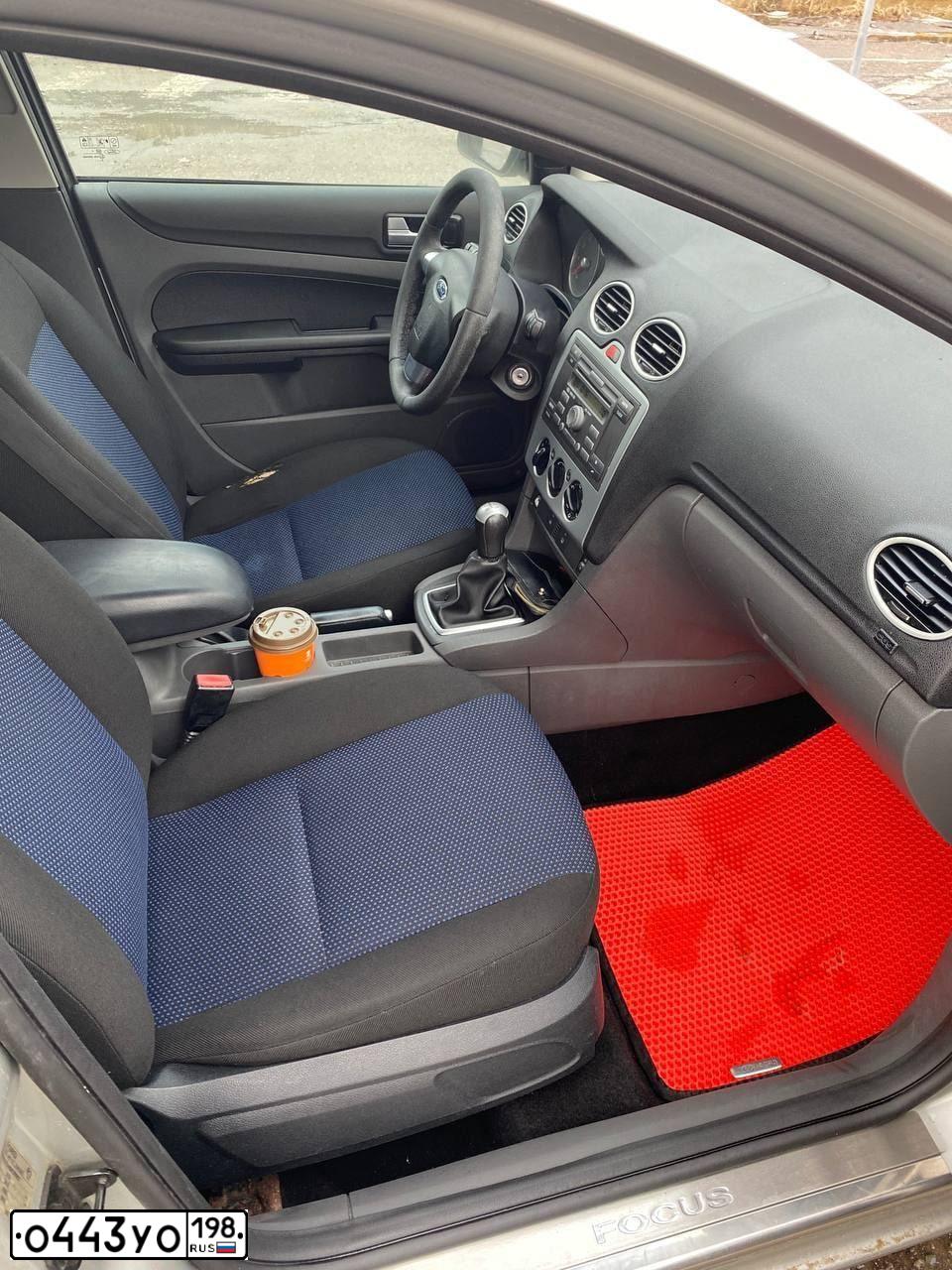Фото автомобиля FORD FOCUS, 2006 — госномер О443УО198. Цвет: СЕРЕБРИСТЫЙ