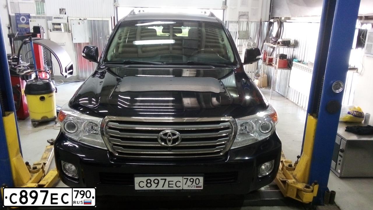 Фото автомобиля TOYOTA LANDCRUISER 200, 2014 — госномер С897ЕС790. Цвет: ЧЕРНЫЙ