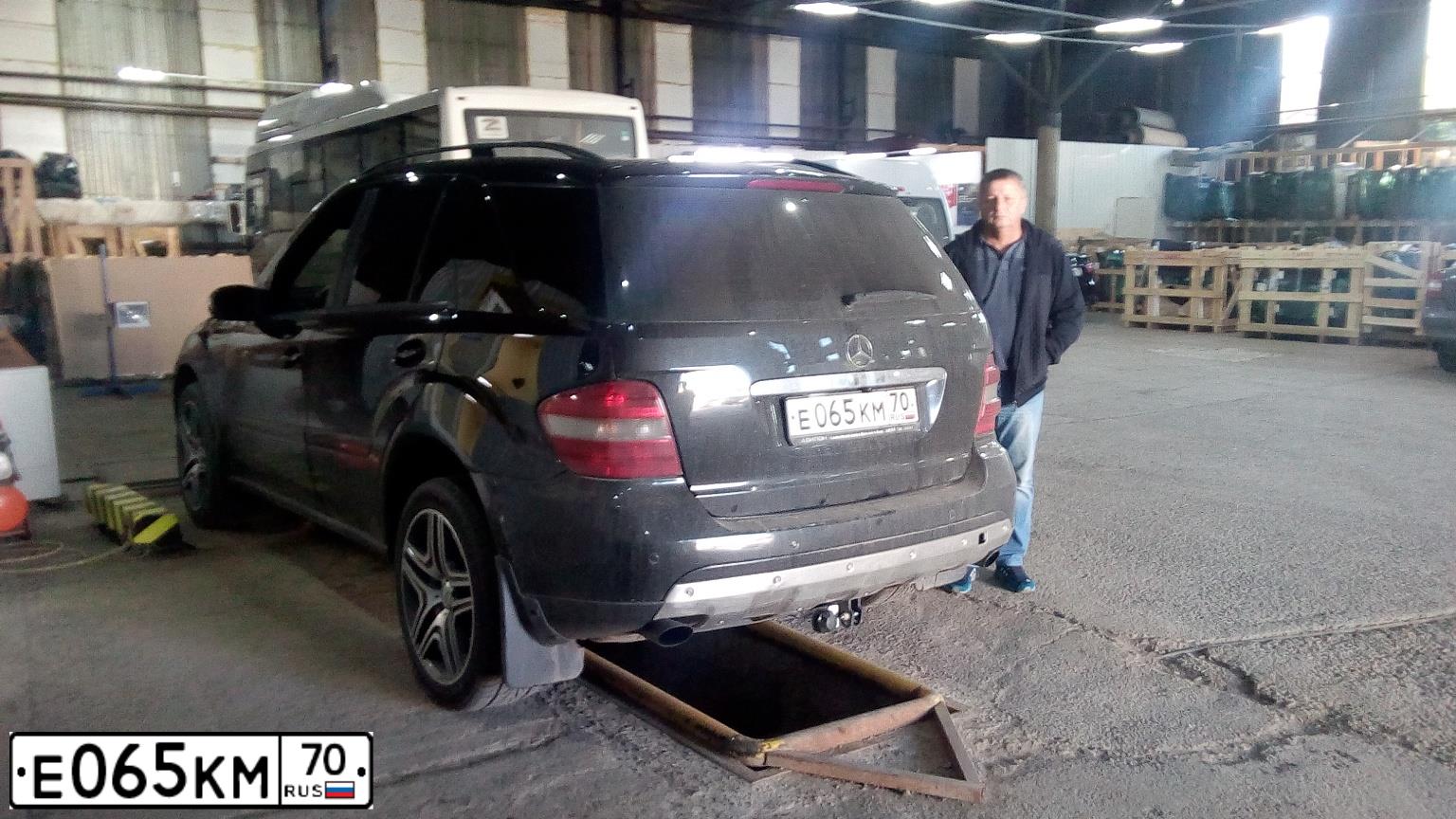 Фото автомобиля MERCEDES M-KLASSE, 2006 — госномер Р800ЕМ70. Цвет: ЧЕРНЫЙ