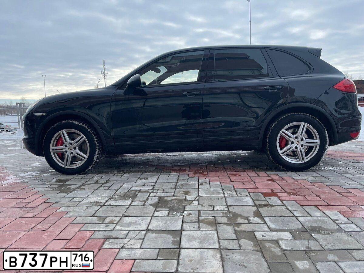 Фото автомобиля PORSCHE CAYENNE S, 2018 — госномер Р587НТ716. Цвет: серый