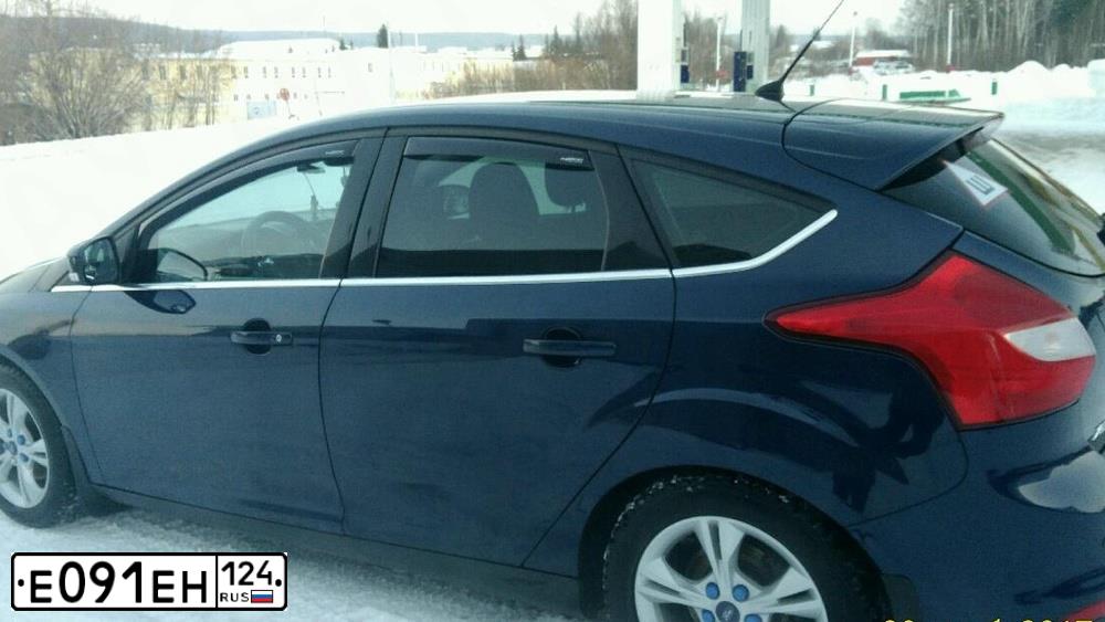 Фото автомобиля FORD FOCUS, 2011 — госномер Е091ЕН124. Цвет: Темно-синий