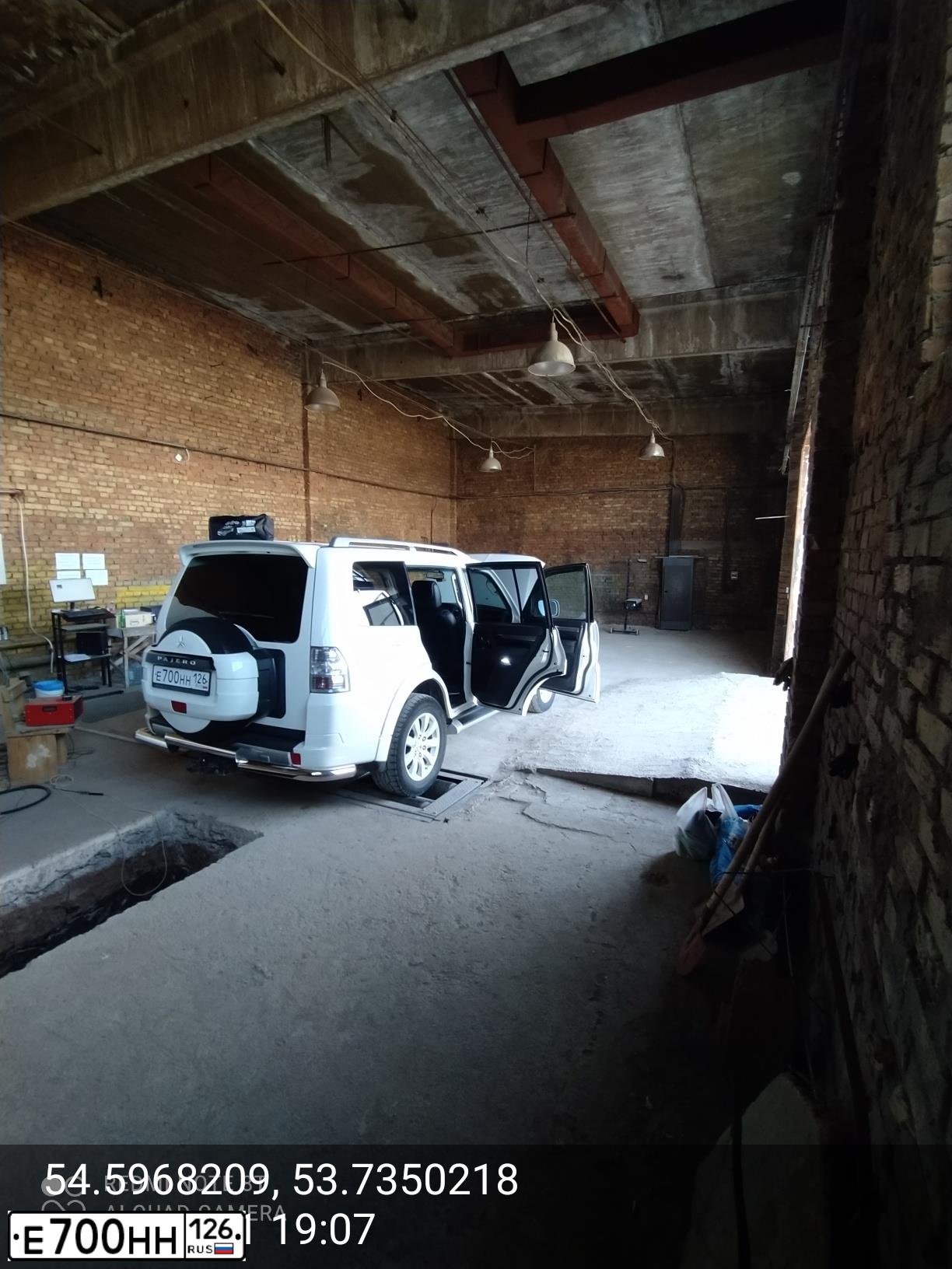 Фото автомобиля MITSUBISHI PAJERO, 2010 — госномер Н111ТЕ26. Цвет: БЕЛЫЙ