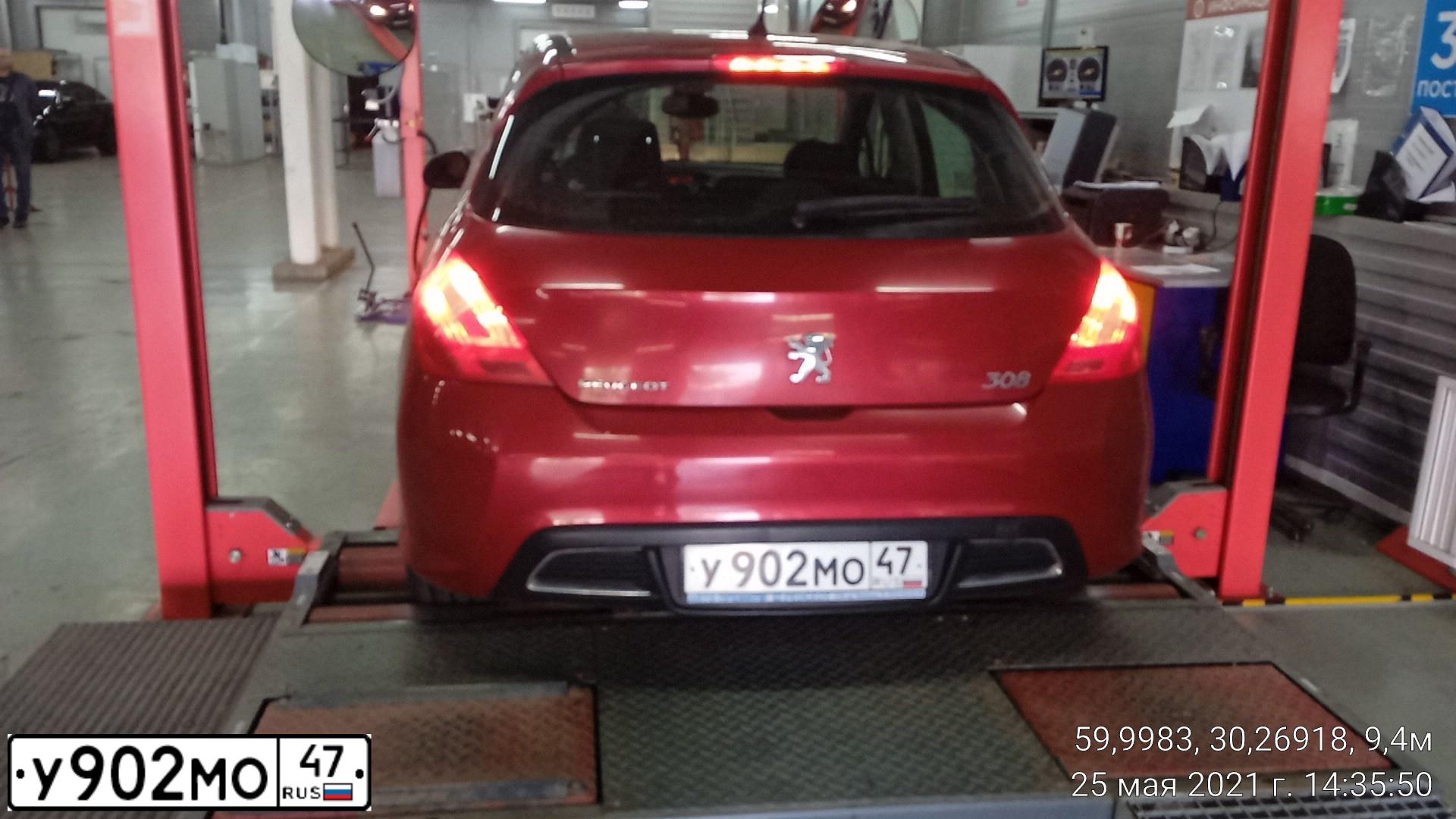 Фото автомобиля PEUGEOT 308, 2008 — госномер К858МС147. Цвет: Красный