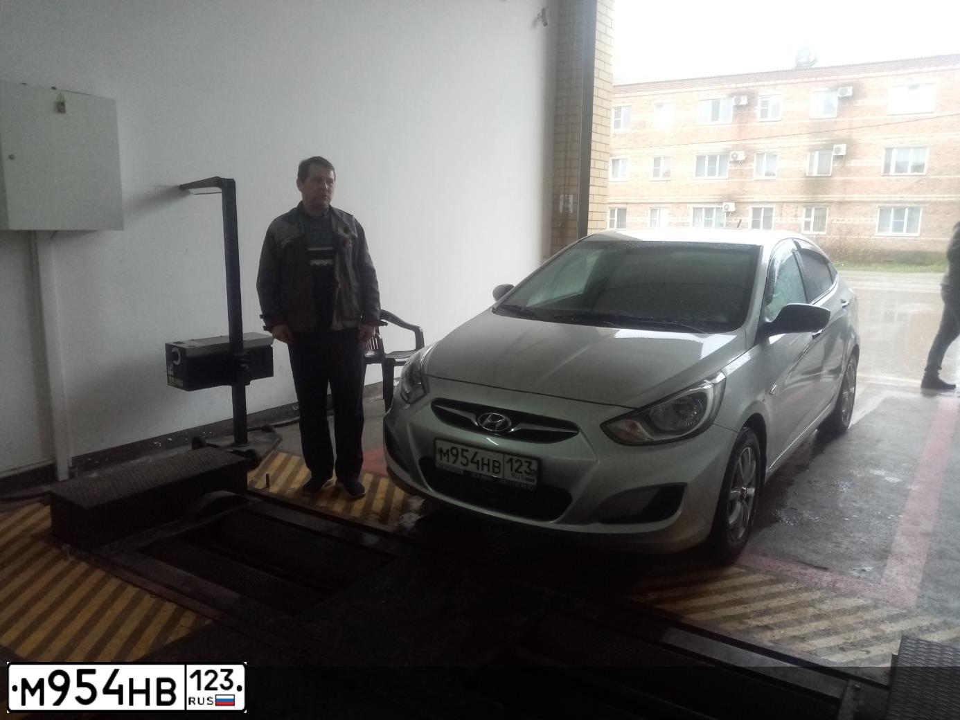 Фото автомобиля HYUNDAI SOLARIS, 2013 — госномер М954НВ123. Цвет: СЕРЕБРИСТЫЙ
