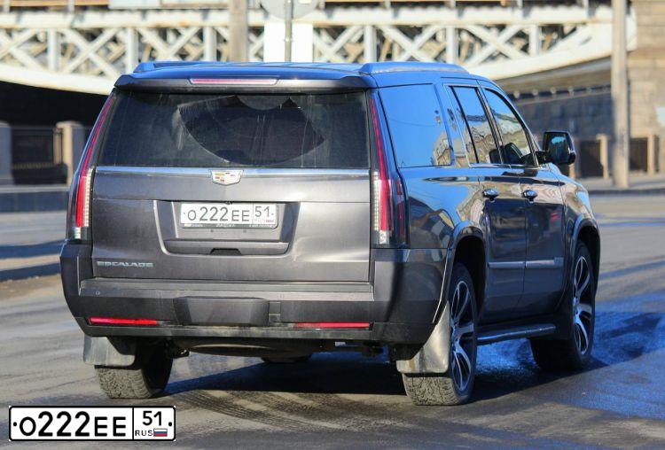 Фото автомобиля TOYOTA LANDCRUISER, 2004 — госномер О222ЕЕ51. Цвет: СЕРЕБРИСТЫЙ