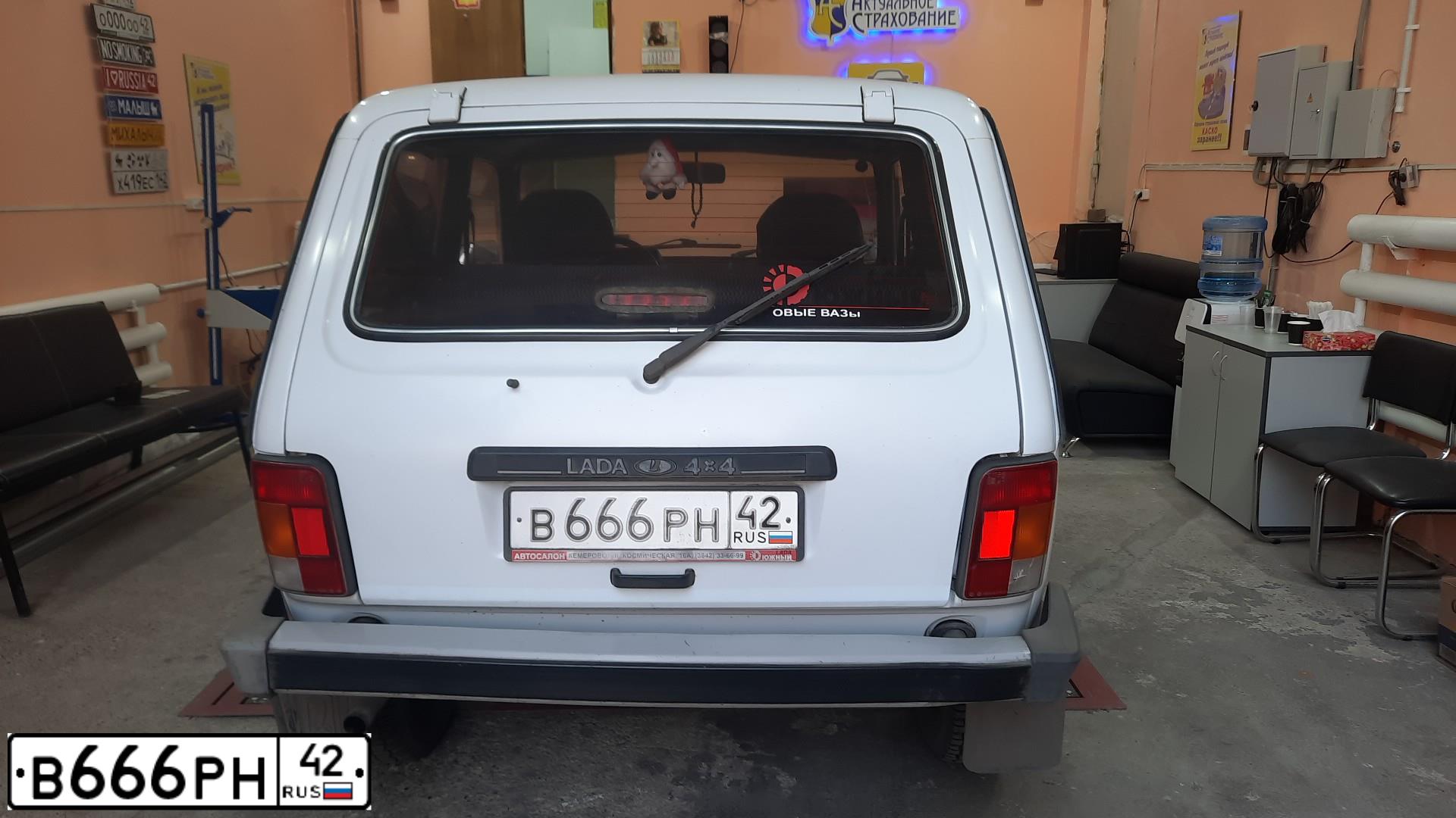 Фото автомобиля LADA 2121 NIVA, 2006 — госномер В666РН42. Цвет: ЯРКО-БЕЛЫЙ