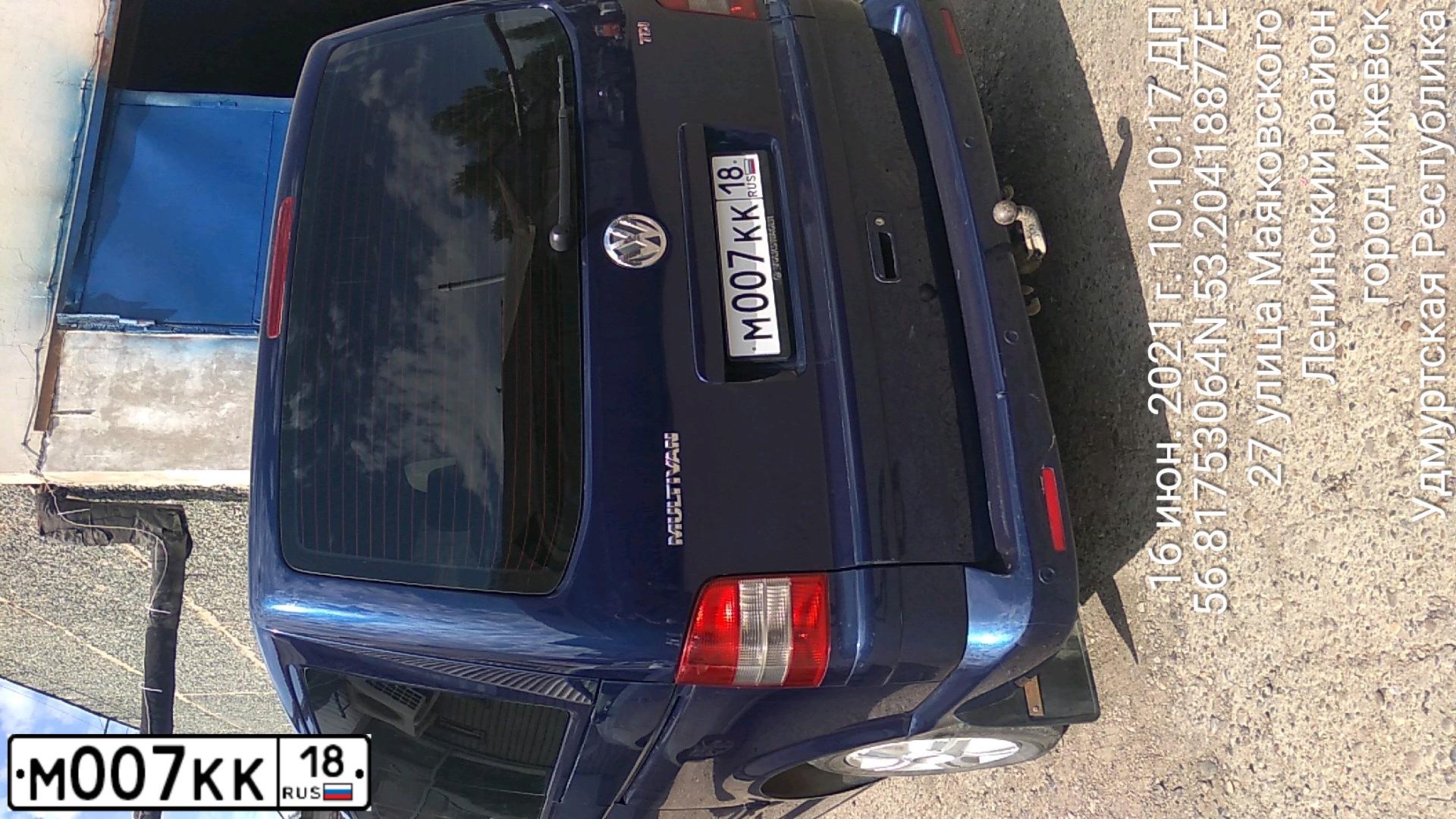 Фото автомобиля VOLKSWAGEN MULTIVAN, 2005 — госномер М007КК18. Цвет: СИНИЙ