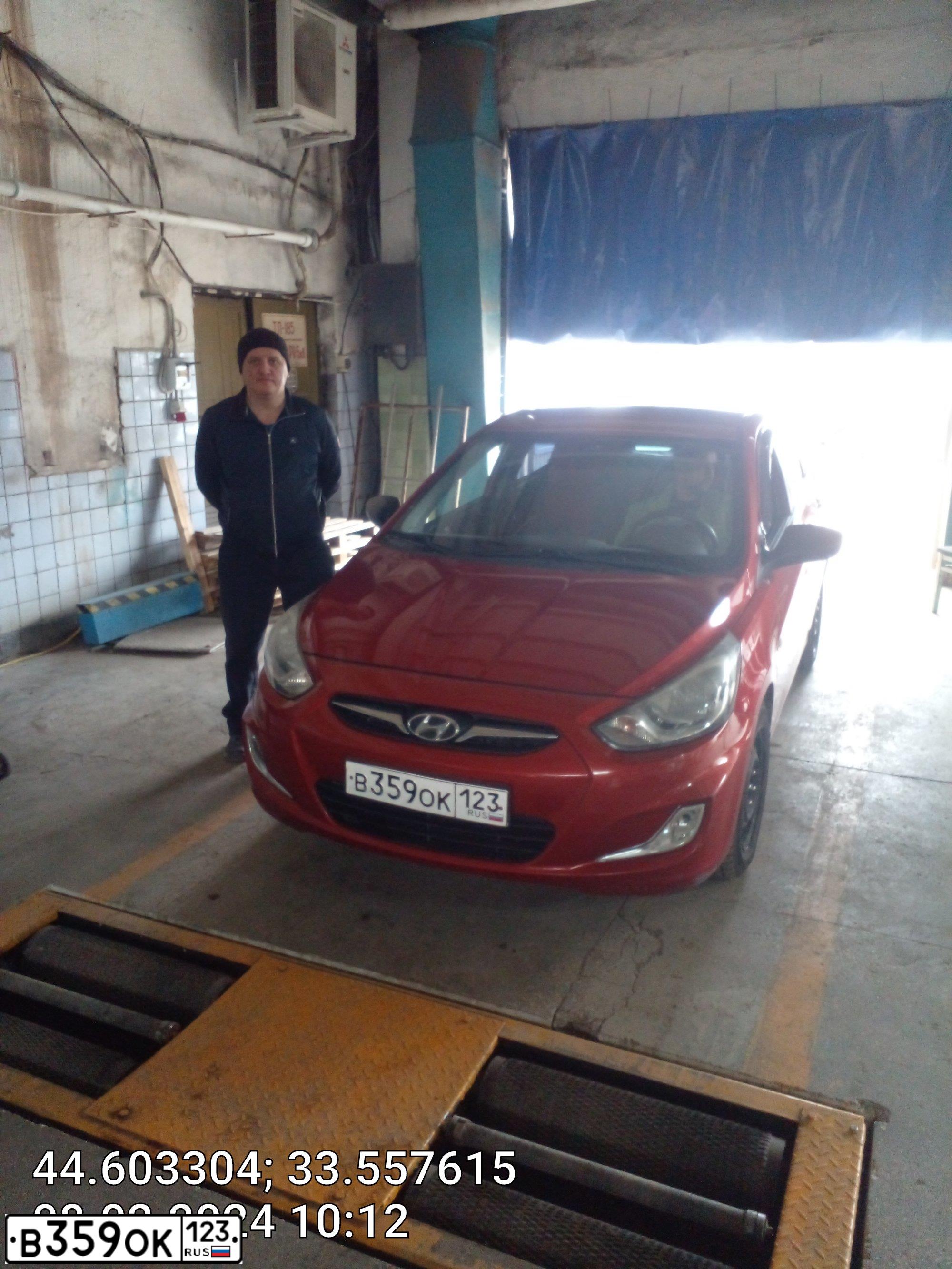 Фото автомобиля HYUNDAI SOLARIS, 2011 — госномер В698ЕЕ92. Цвет: Красный