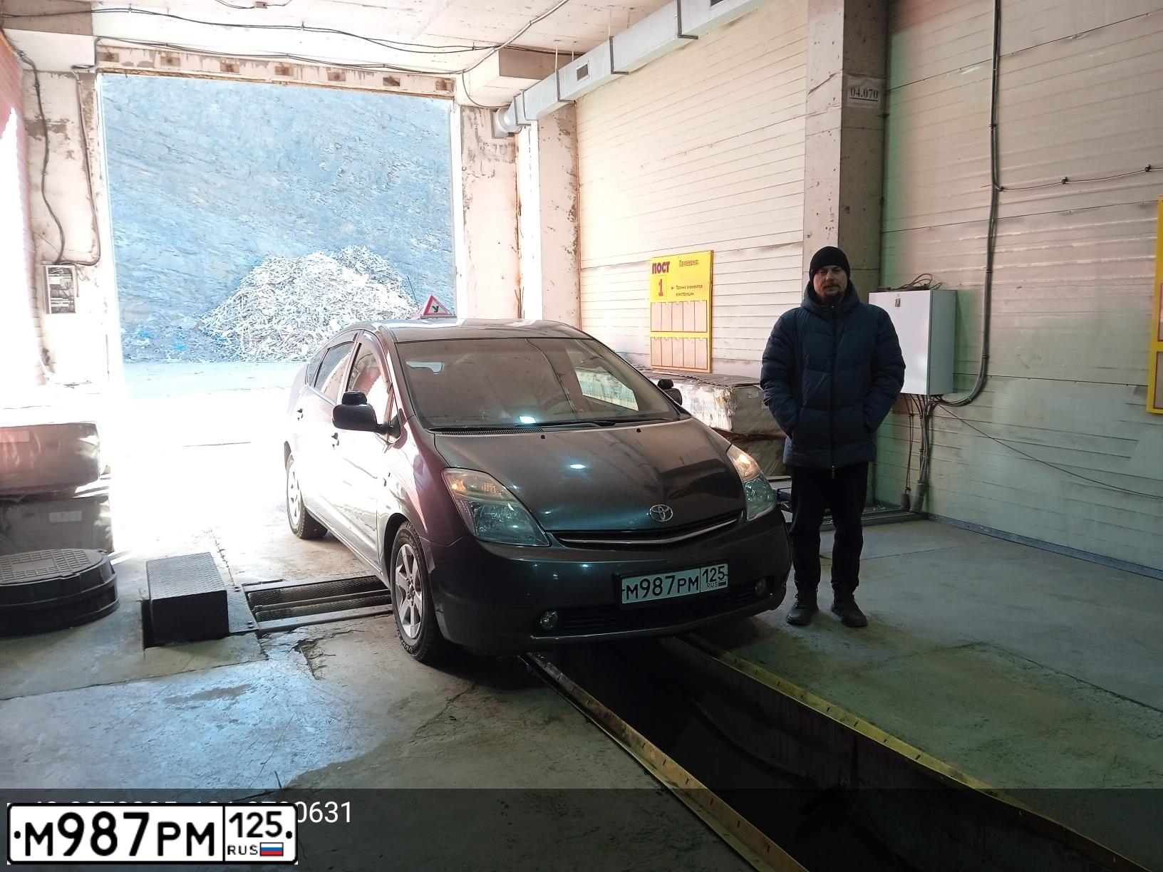 Фото автомобиля TOYOTA PRIUS, 2009 — госномер М987РМ125. Цвет: Серый