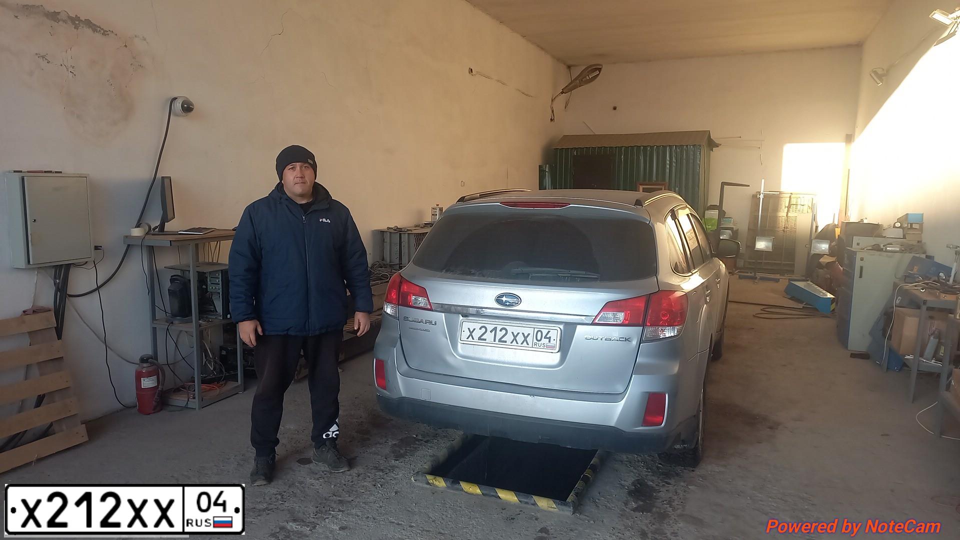 Фото автомобиля SUBARU OUTBACK, 2012 — госномер Т004ТТ22. Цвет: серебристый