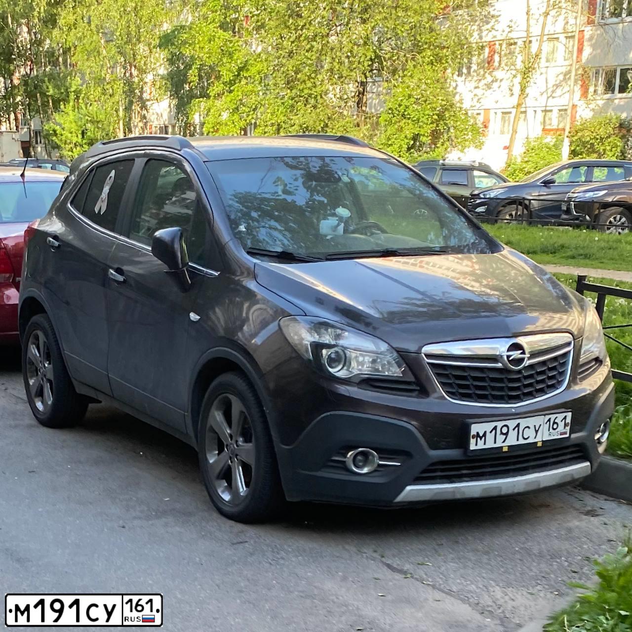 Фото автомобиля OPEL MOKKA, 2013 — госномер М191СУ161. Цвет: КОРИЧНЕВЫЙ