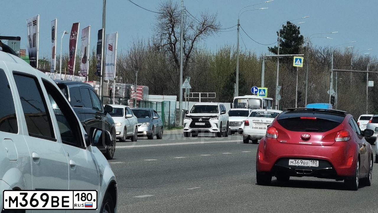 Фото автомобиля HYUNDAI VELOSTER, 2012 — госномер М369ВЕ180. Цвет: Красный