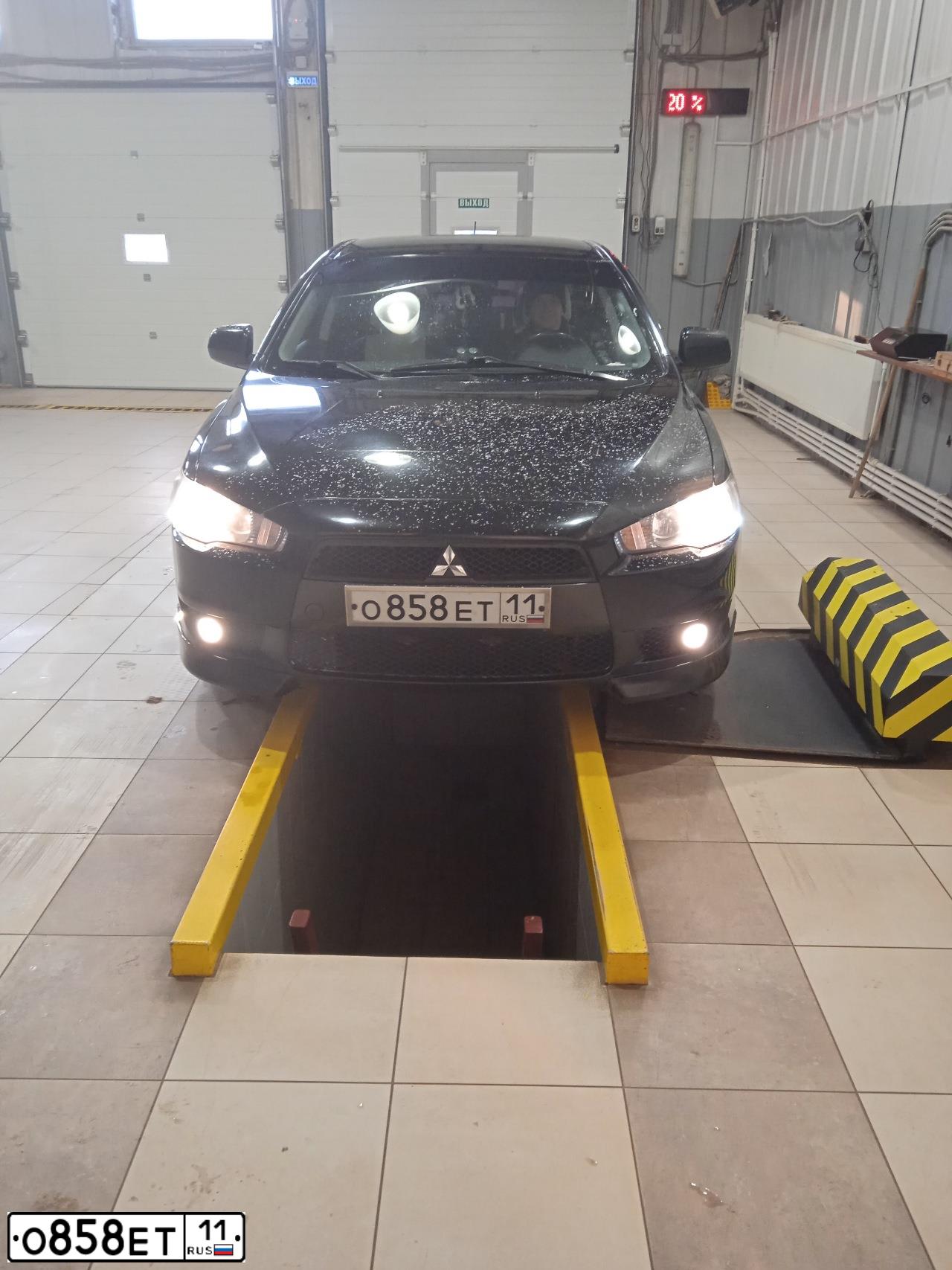 Фото автомобиля MITSUBISHI LANCER, 2008 — госномер О858ЕТ11. Цвет: ЧЕРНЫЙ