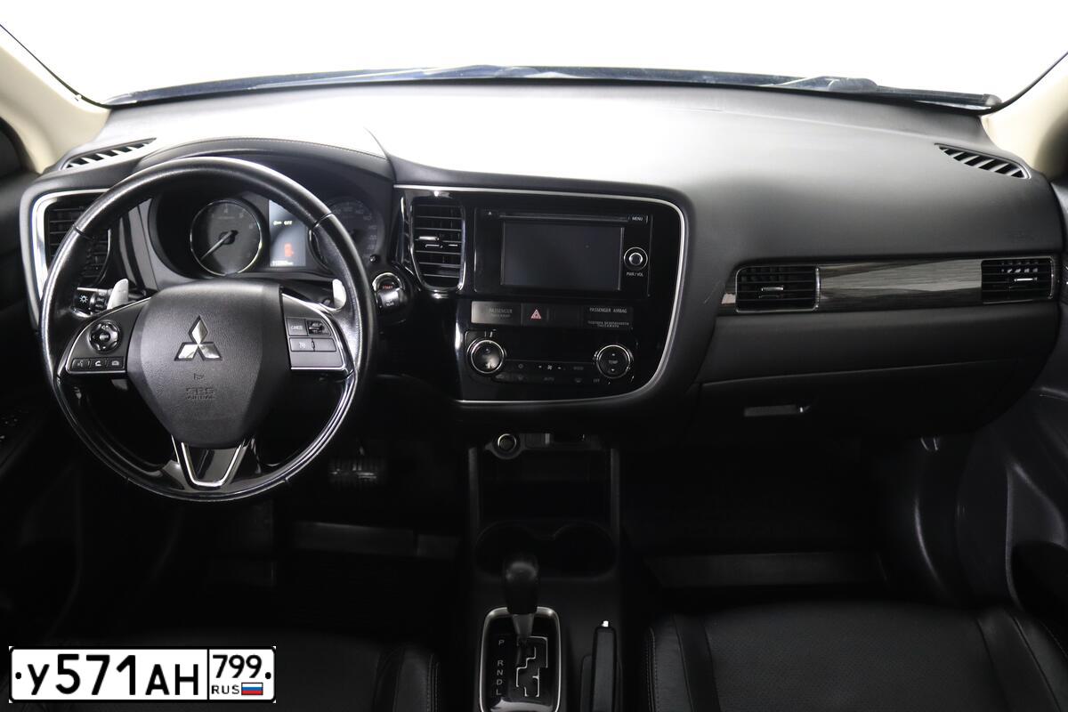 Фото автомобиля MITSUBISHI OUTLANDER, 2015 — госномер А011КЕ124. Цвет: ЧЕРНЫЙ